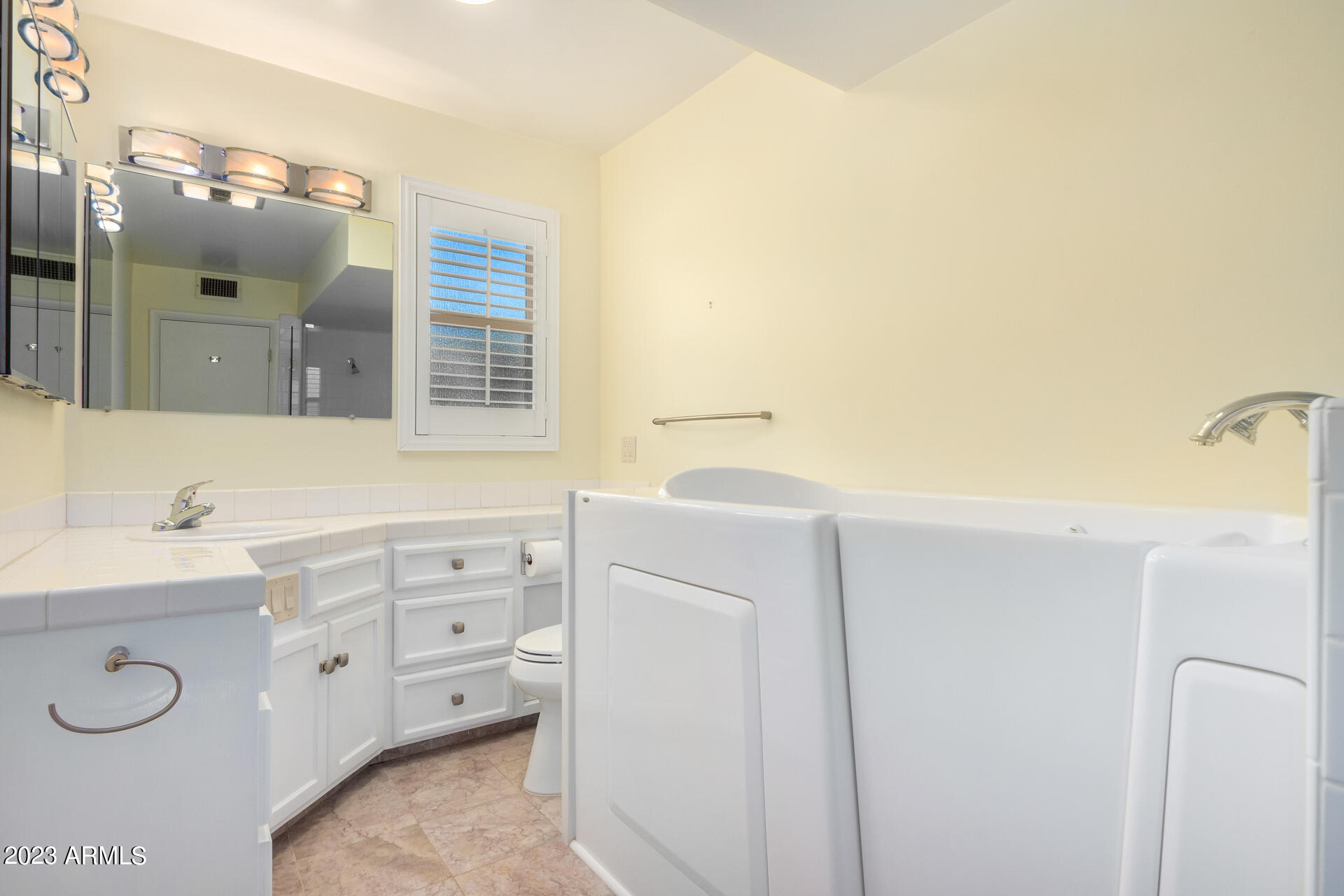 520 W CLARENDON Avenue # E23
