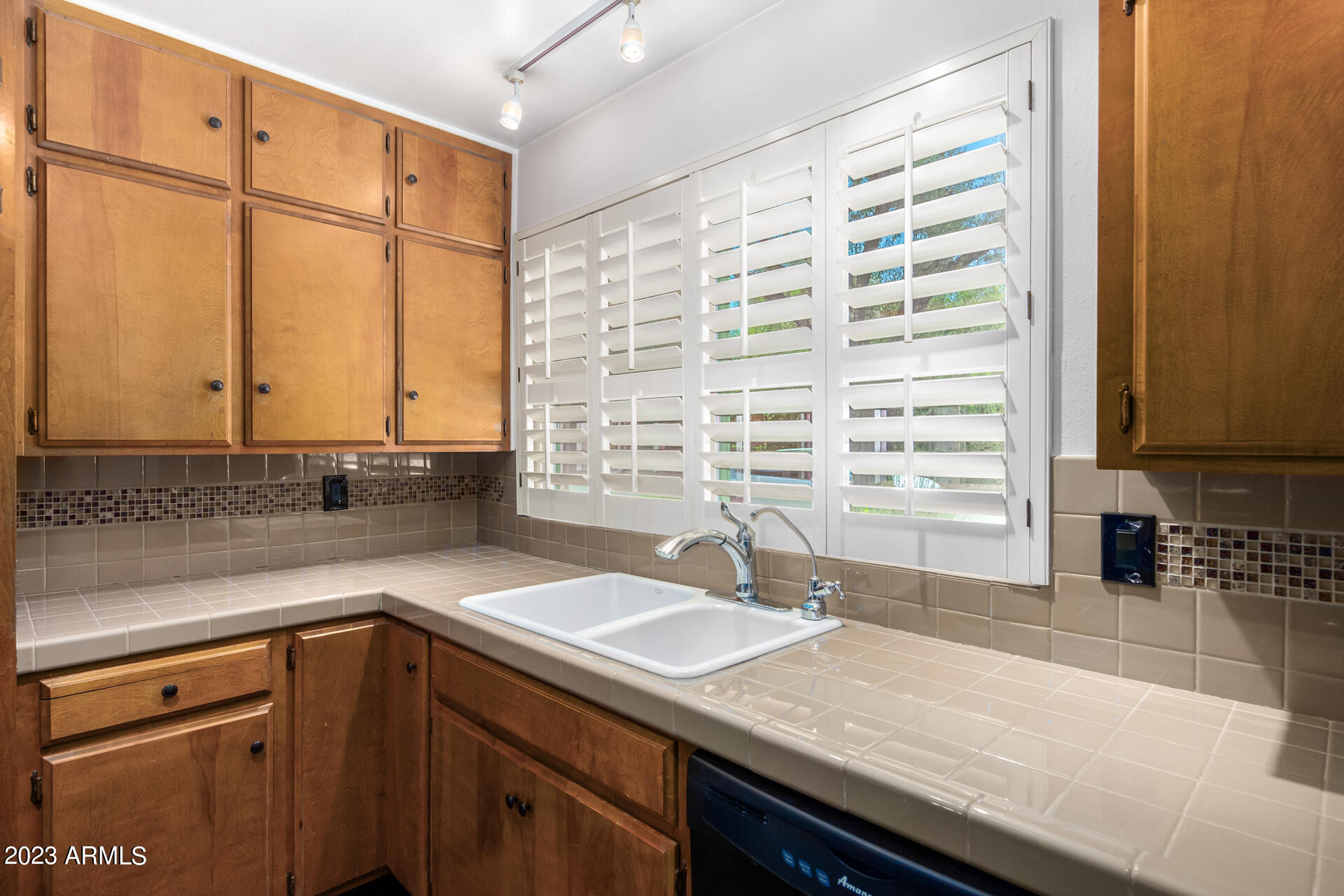 520 W CLARENDON Avenue # E23