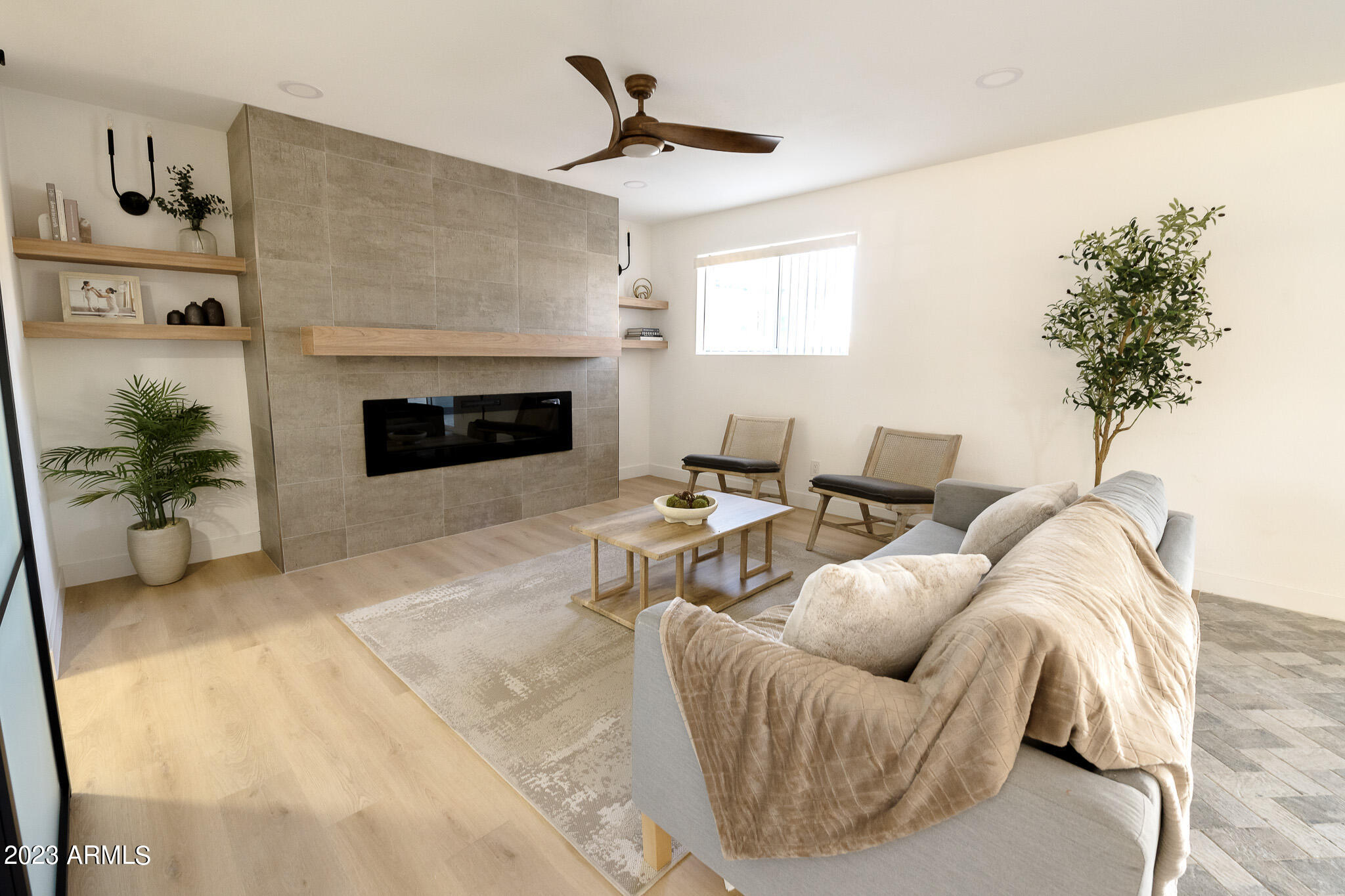 1324 W MISSION Lane
