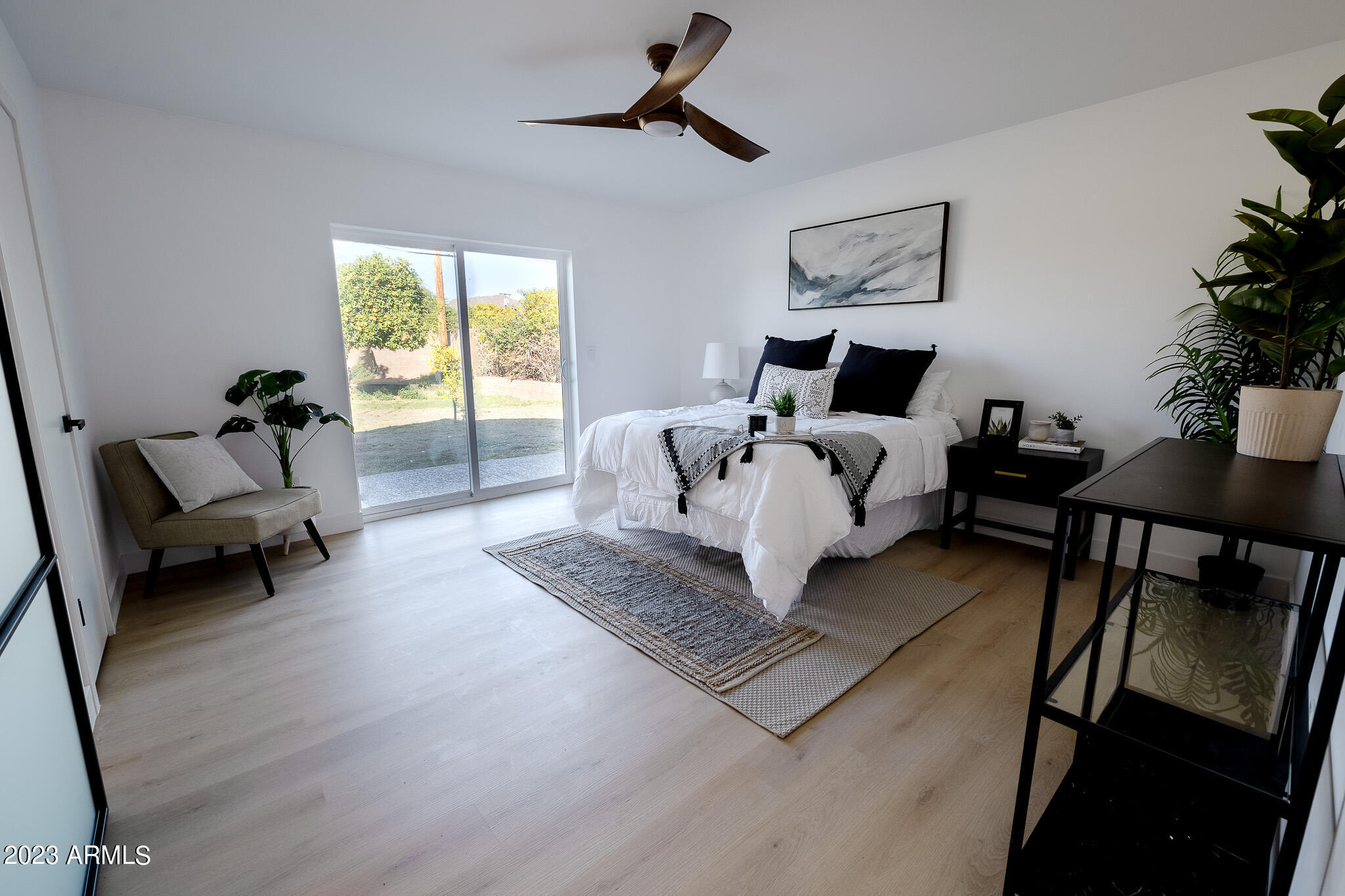 1324 W MISSION Lane