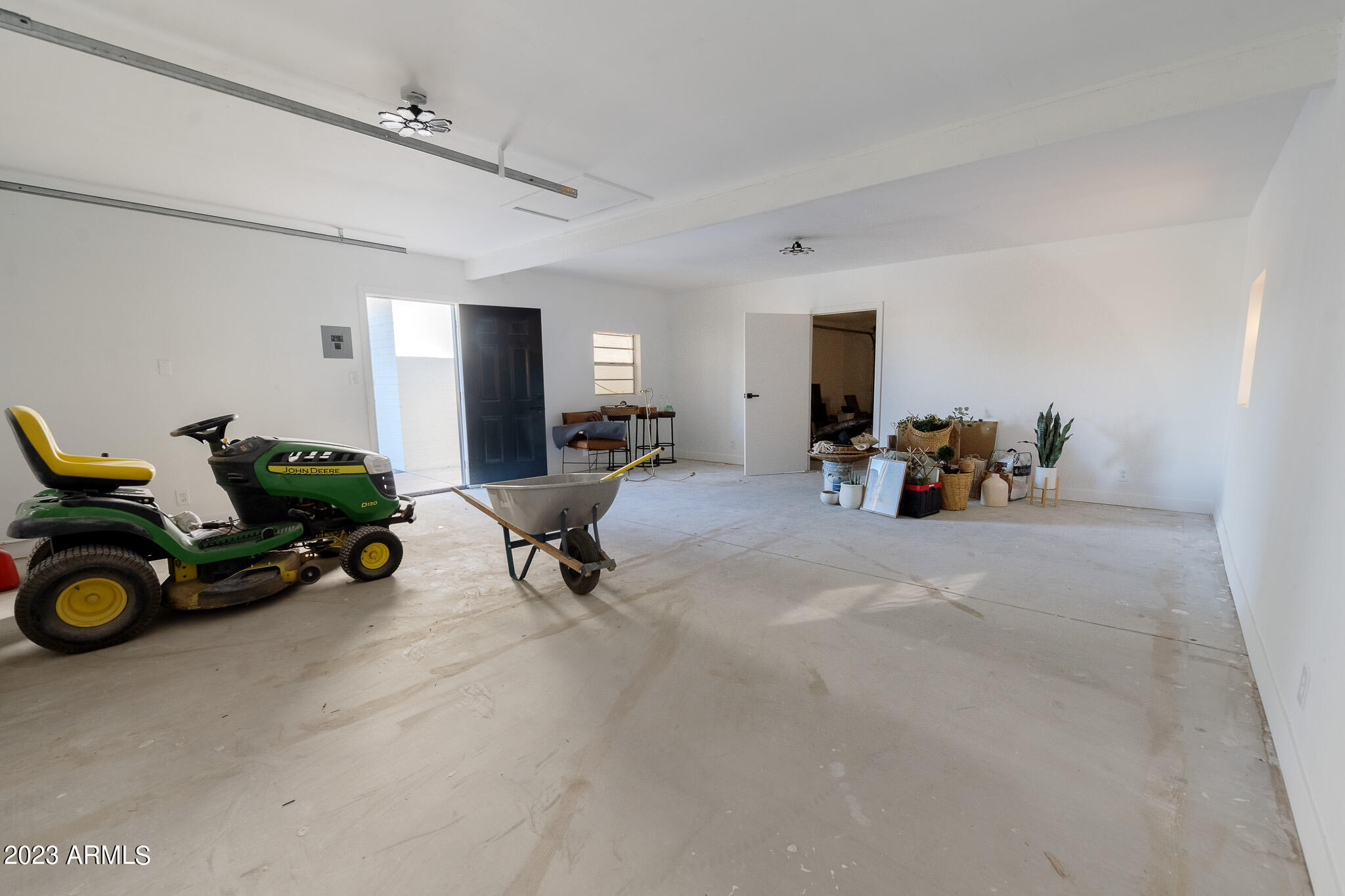 1324 W MISSION Lane