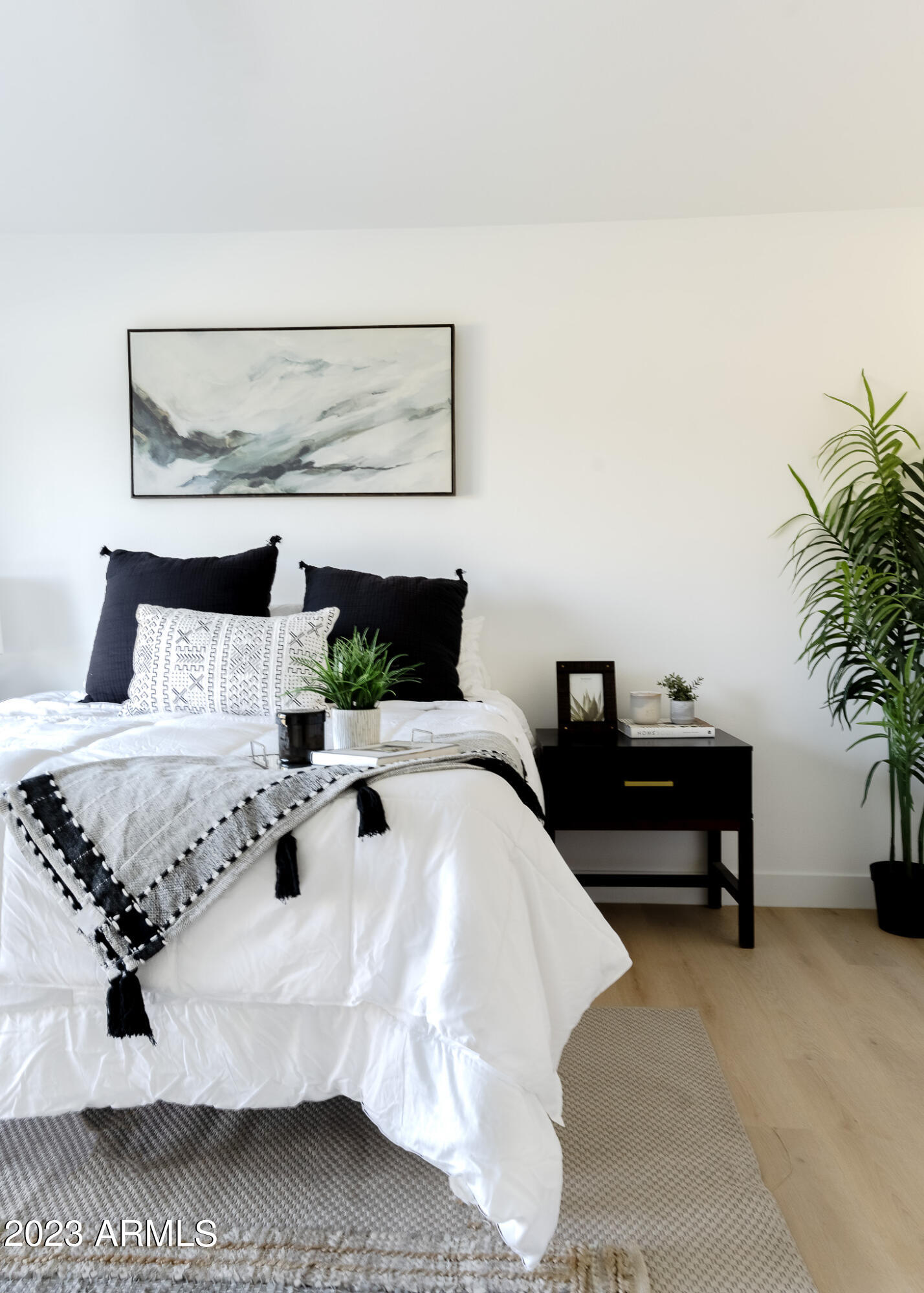 1324 W MISSION Lane