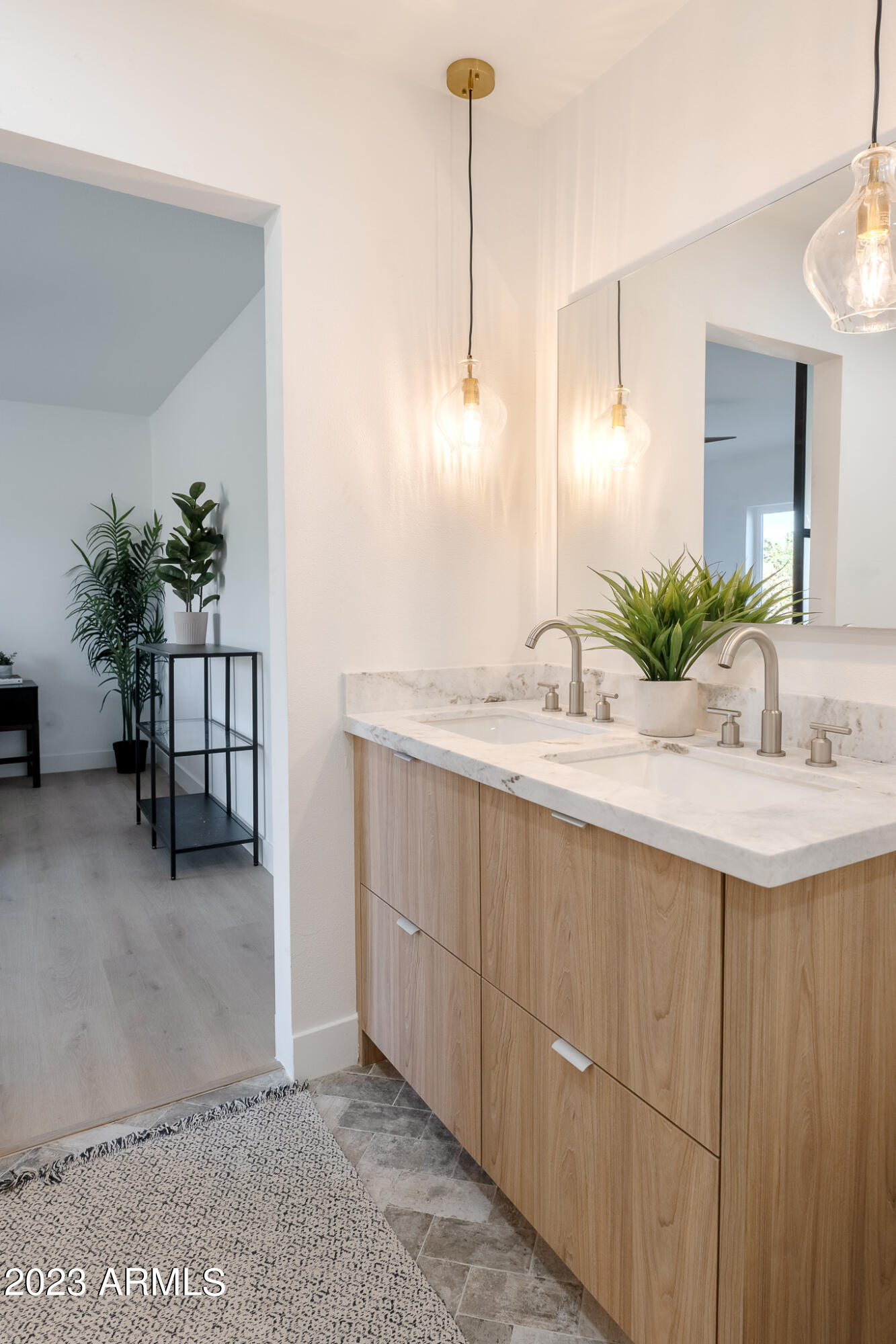1324 W MISSION Lane