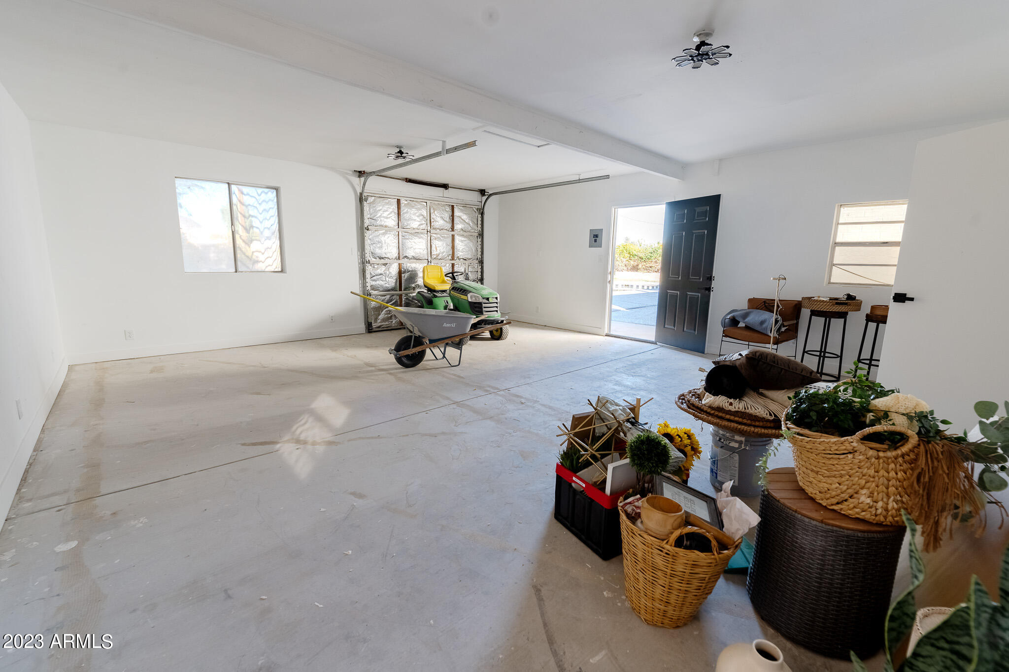 1324 W MISSION Lane