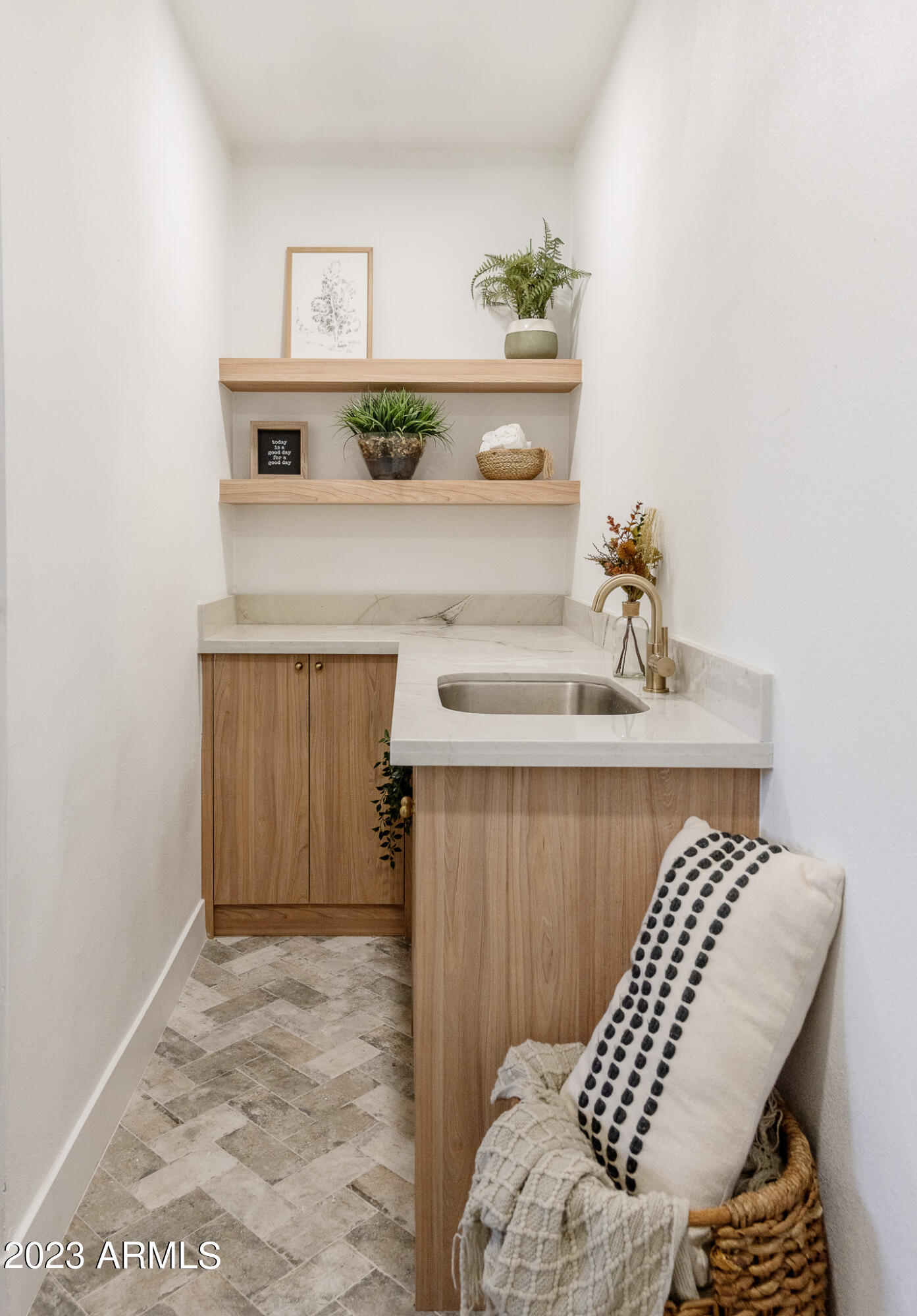 1324 W MISSION Lane