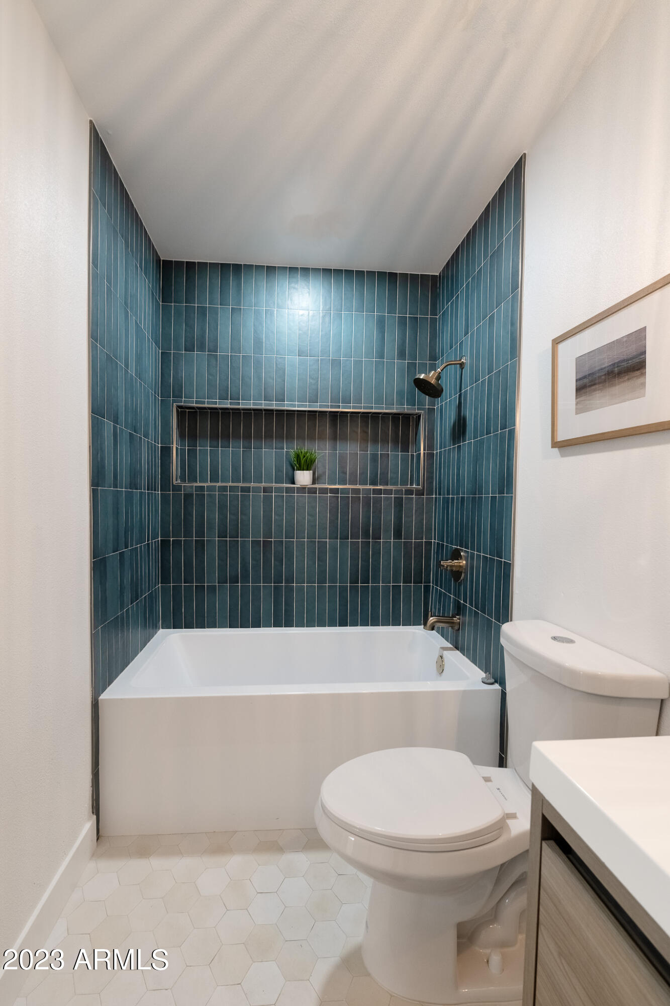 1324 W MISSION Lane
