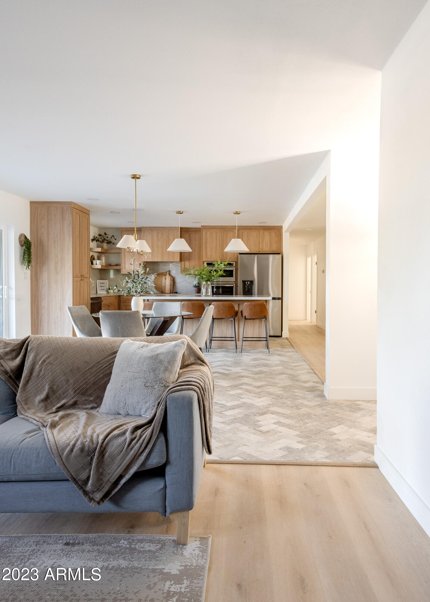 1324 W MISSION Lane