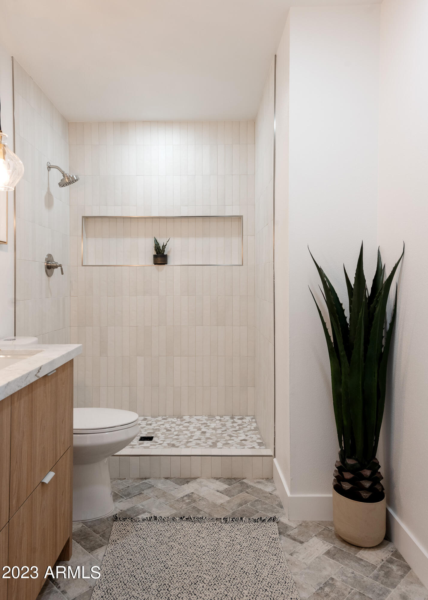 1324 W MISSION Lane