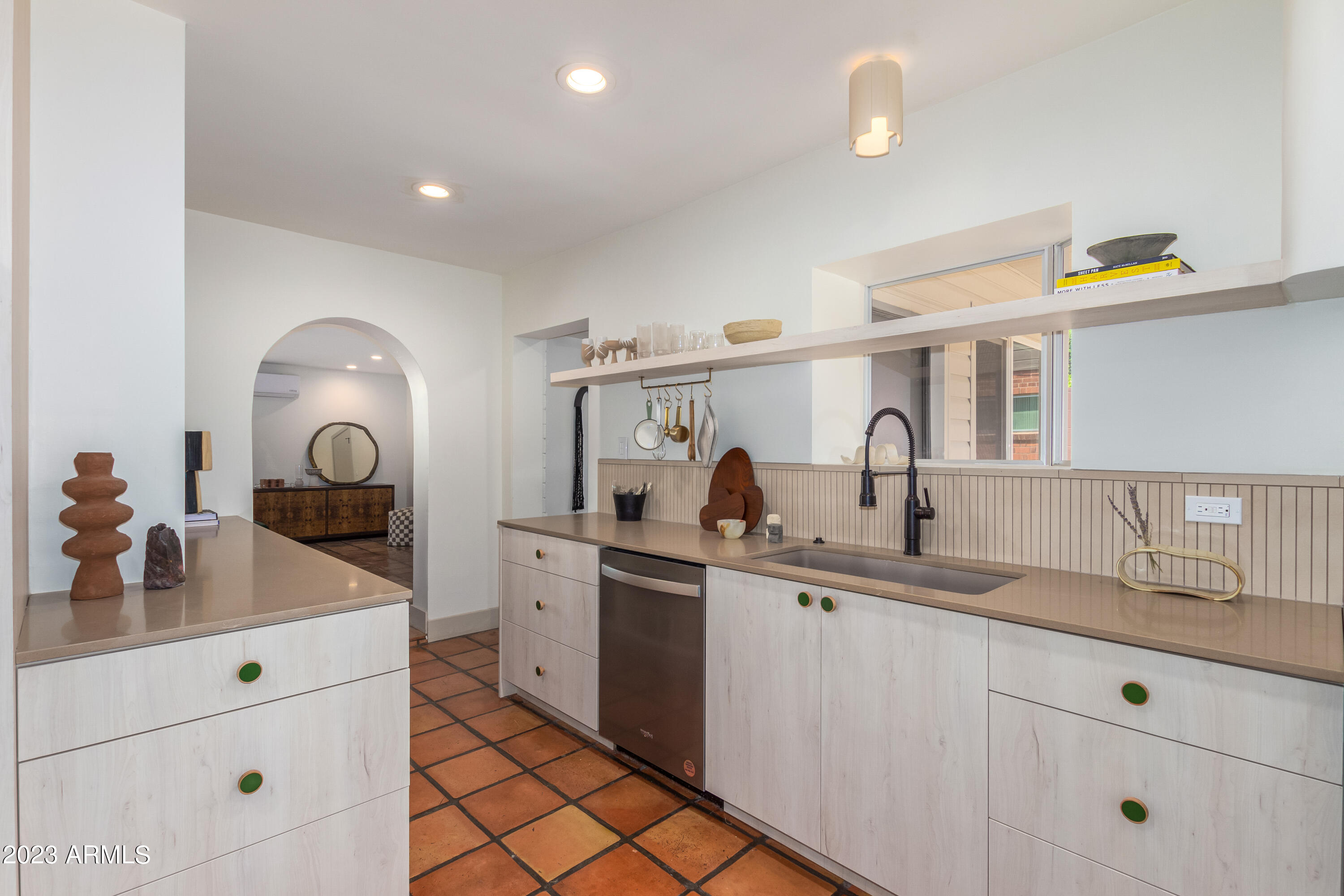 826 E LAMAR Road