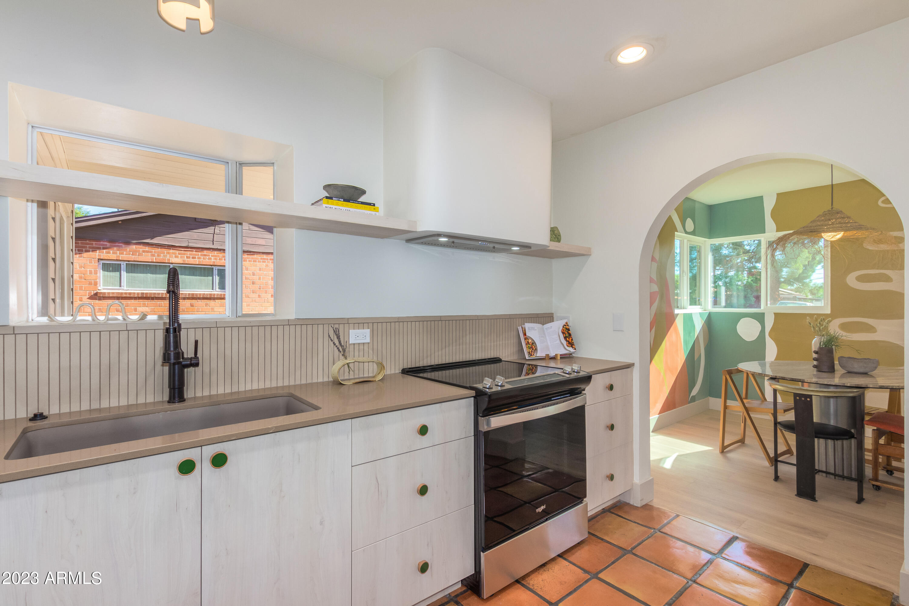 826 E LAMAR Road