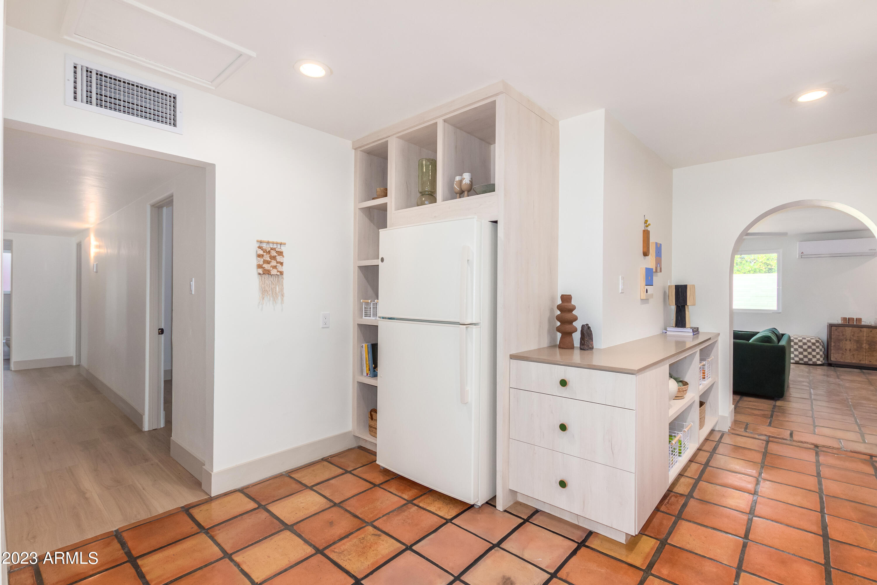 826 E LAMAR Road