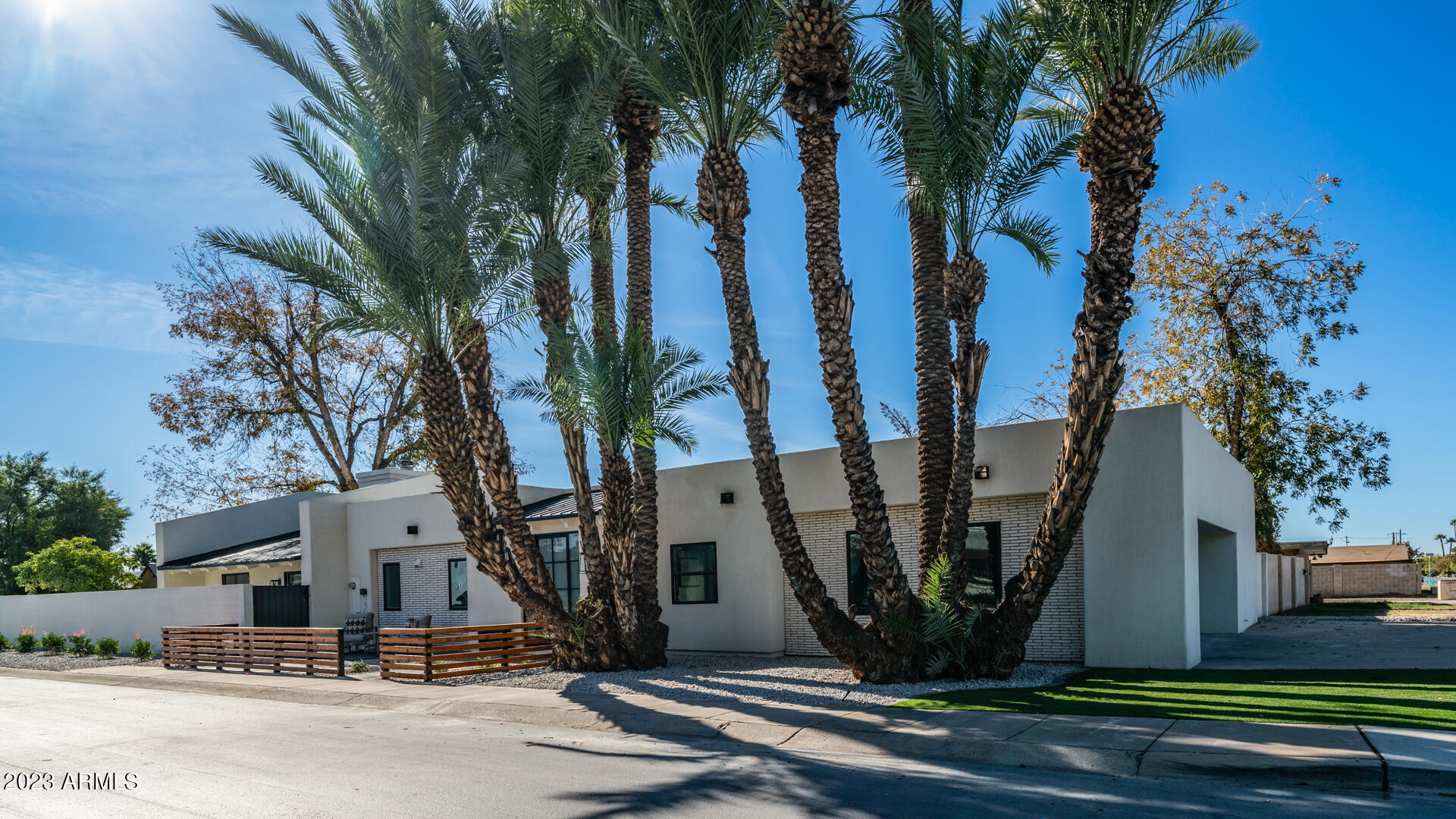 4241 E GLENROSA Avenue