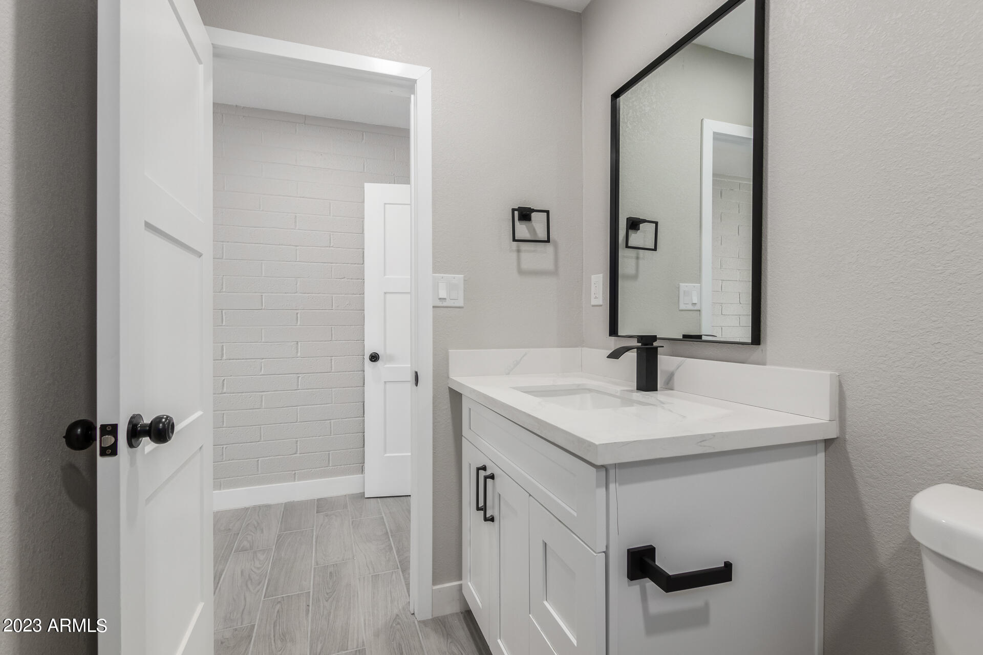 2341 W LAUREL Lane