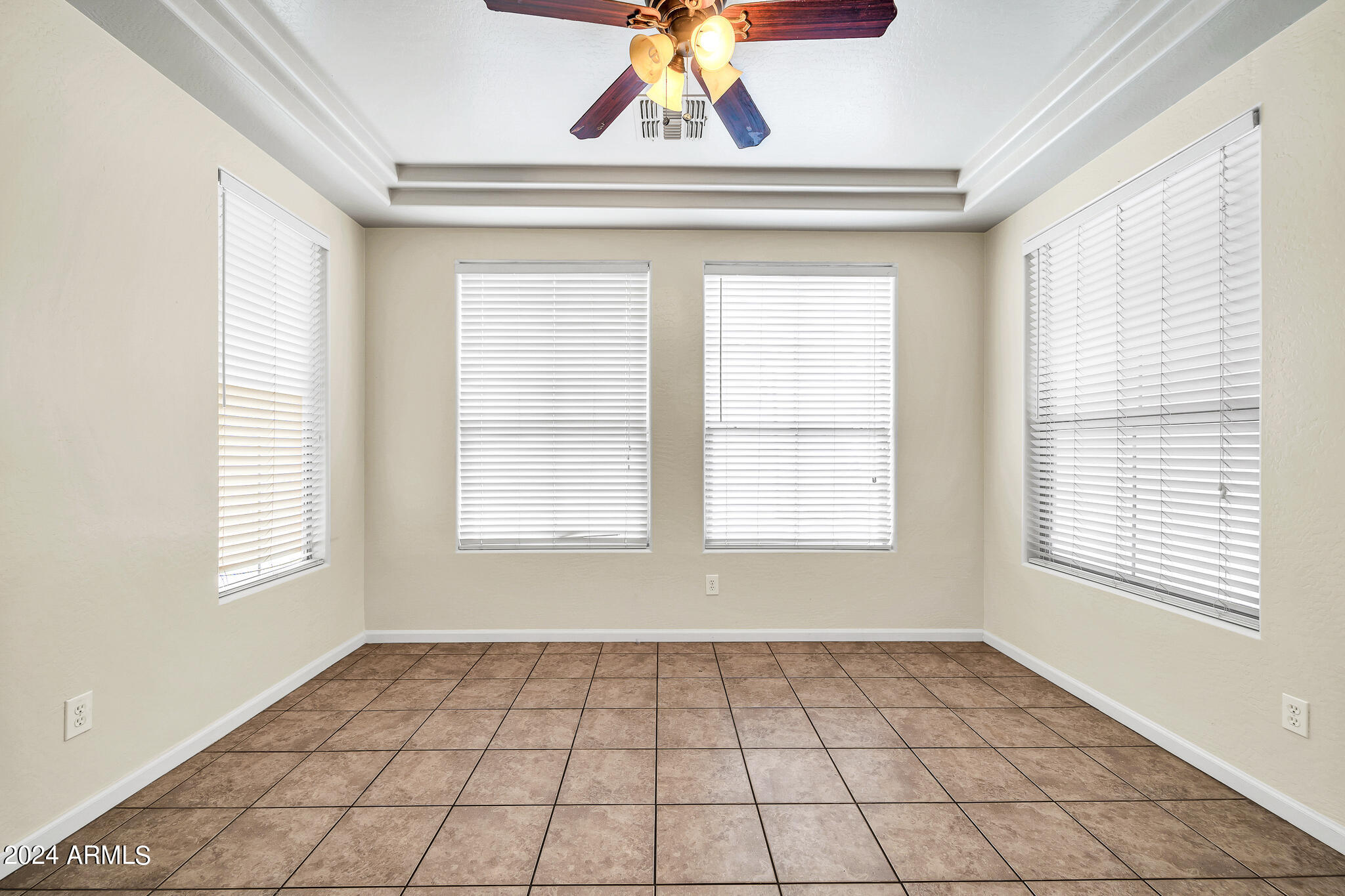 5621 N RATTLER Way