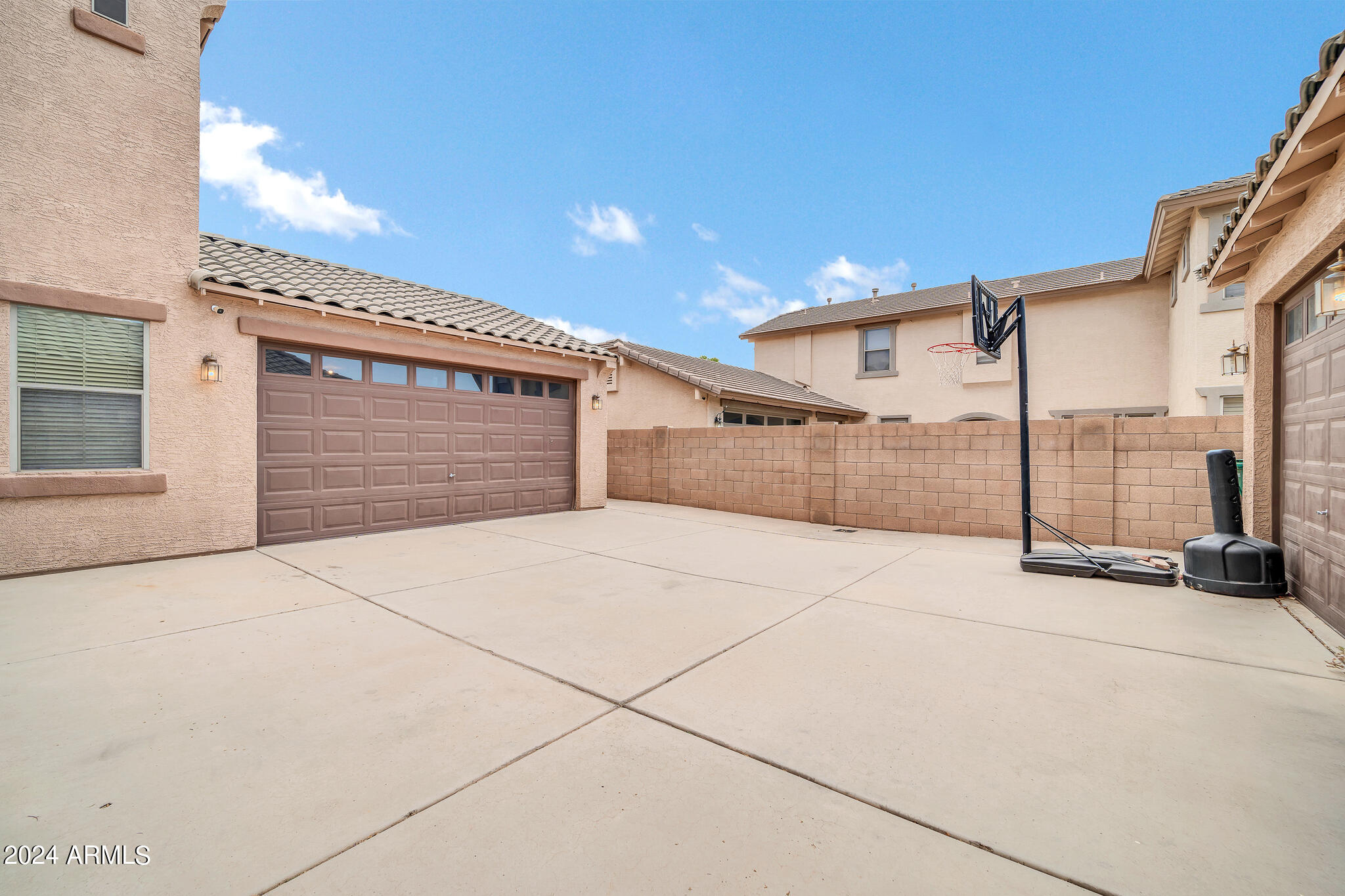 5621 N RATTLER Way