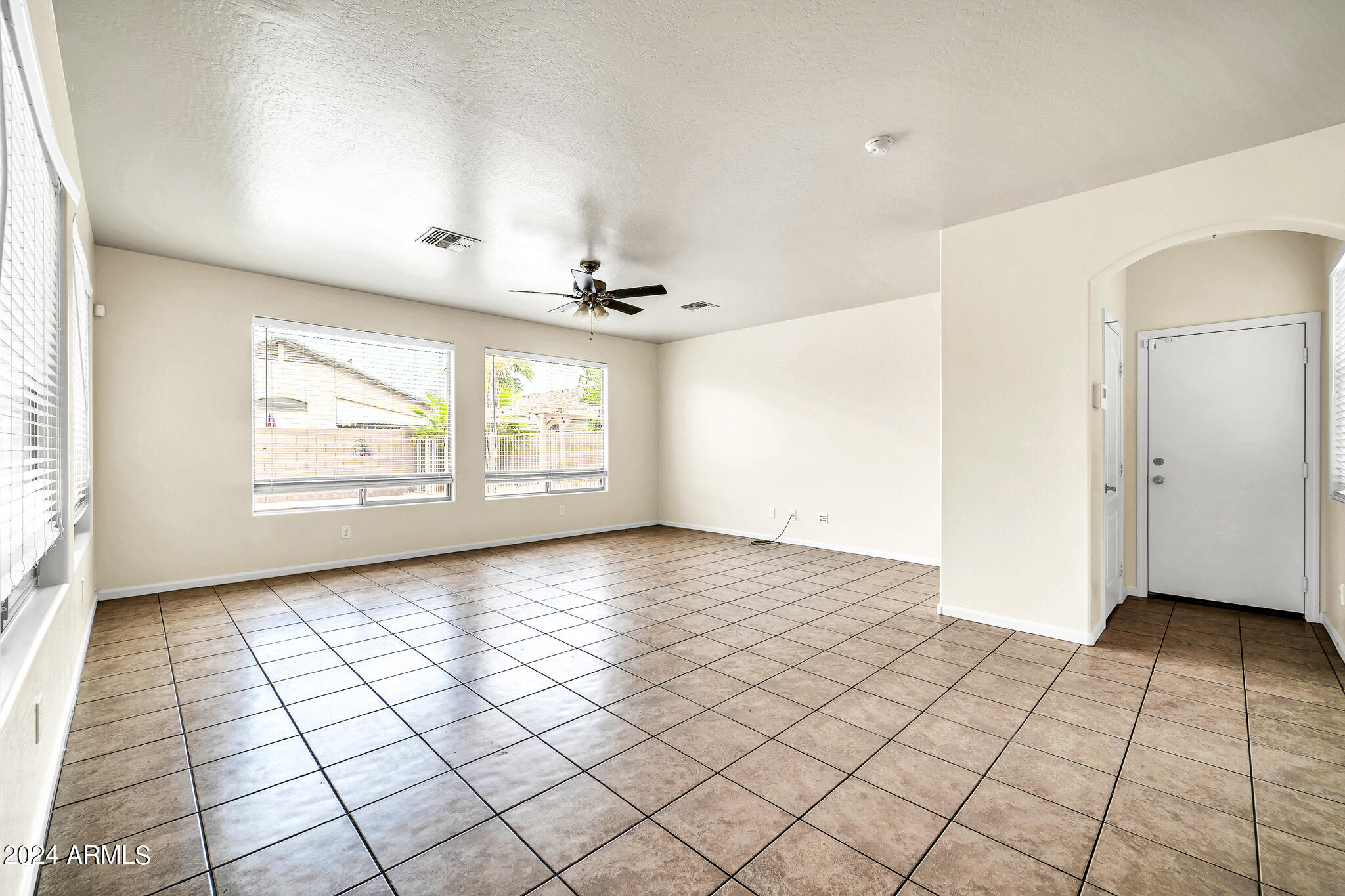 5621 N RATTLER Way