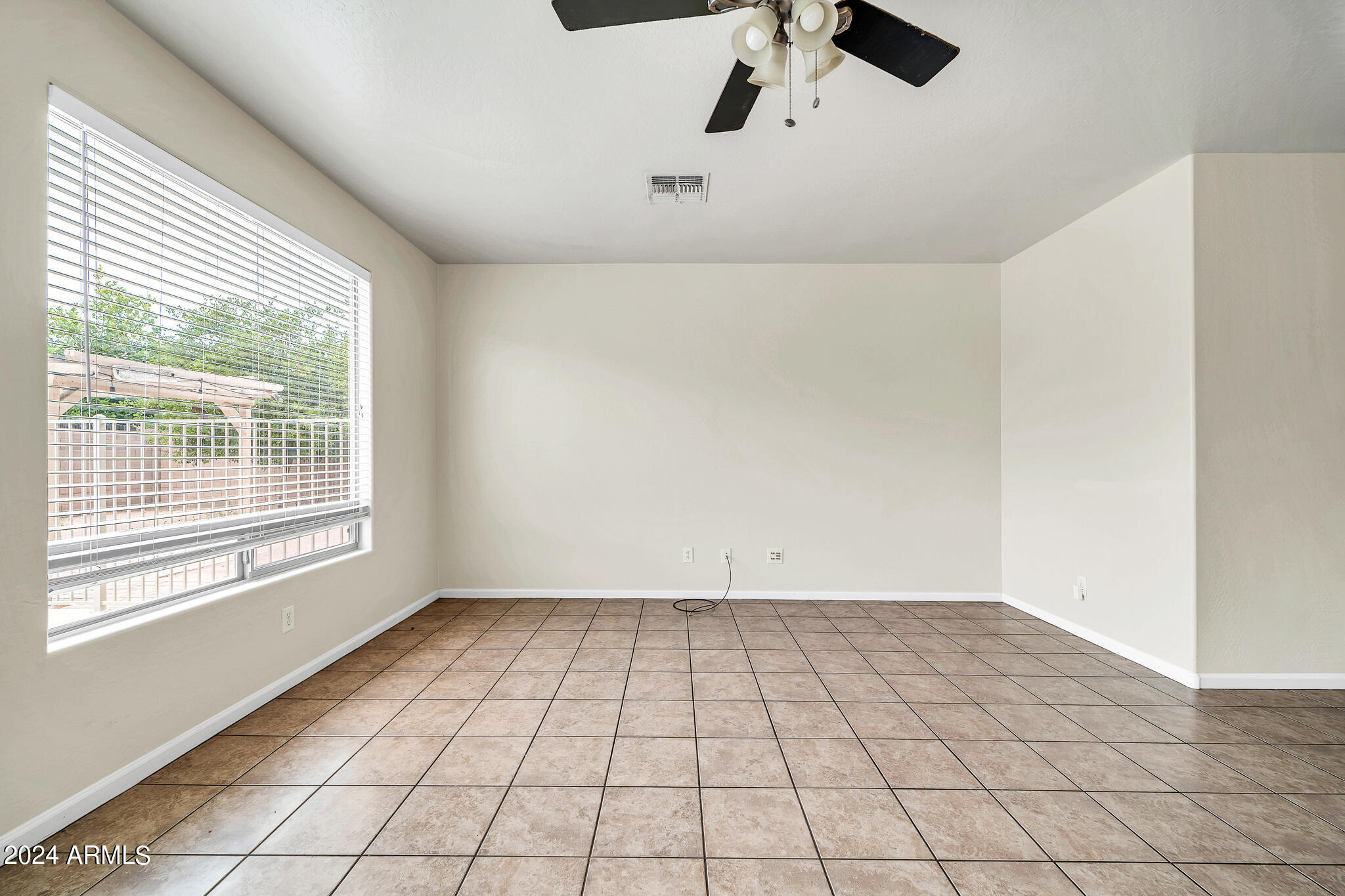 5621 N RATTLER Way