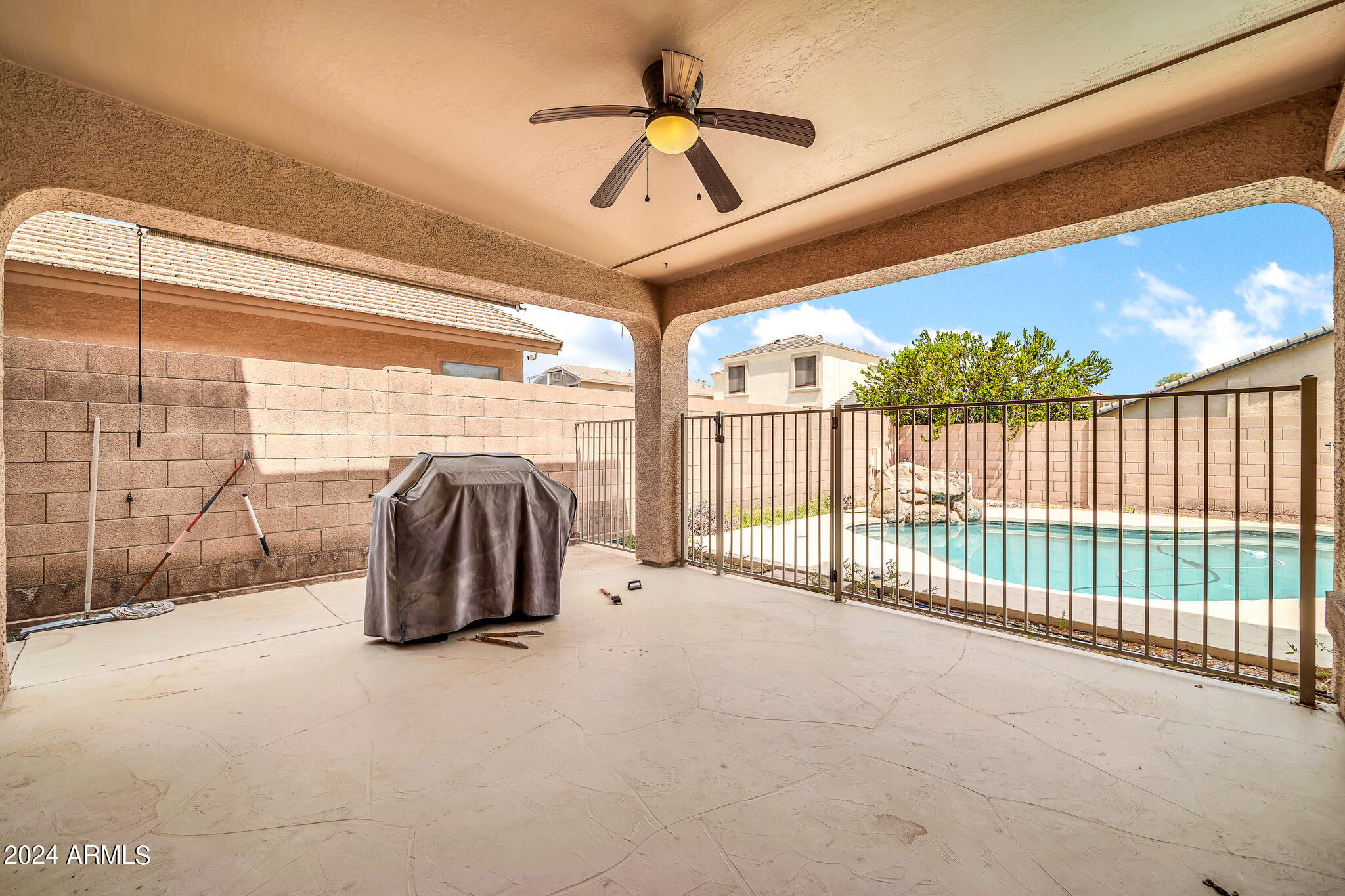 5621 N RATTLER Way