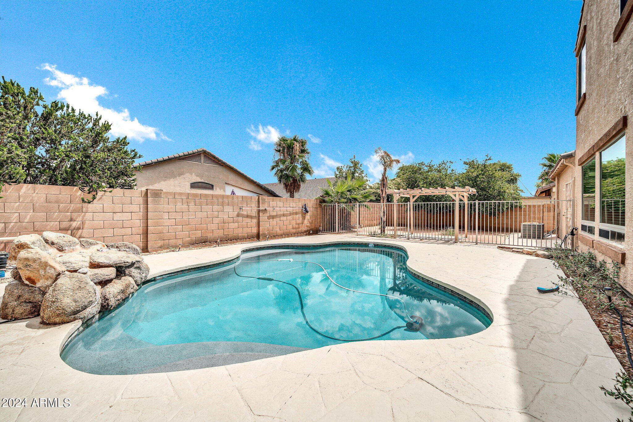 5621 N RATTLER Way