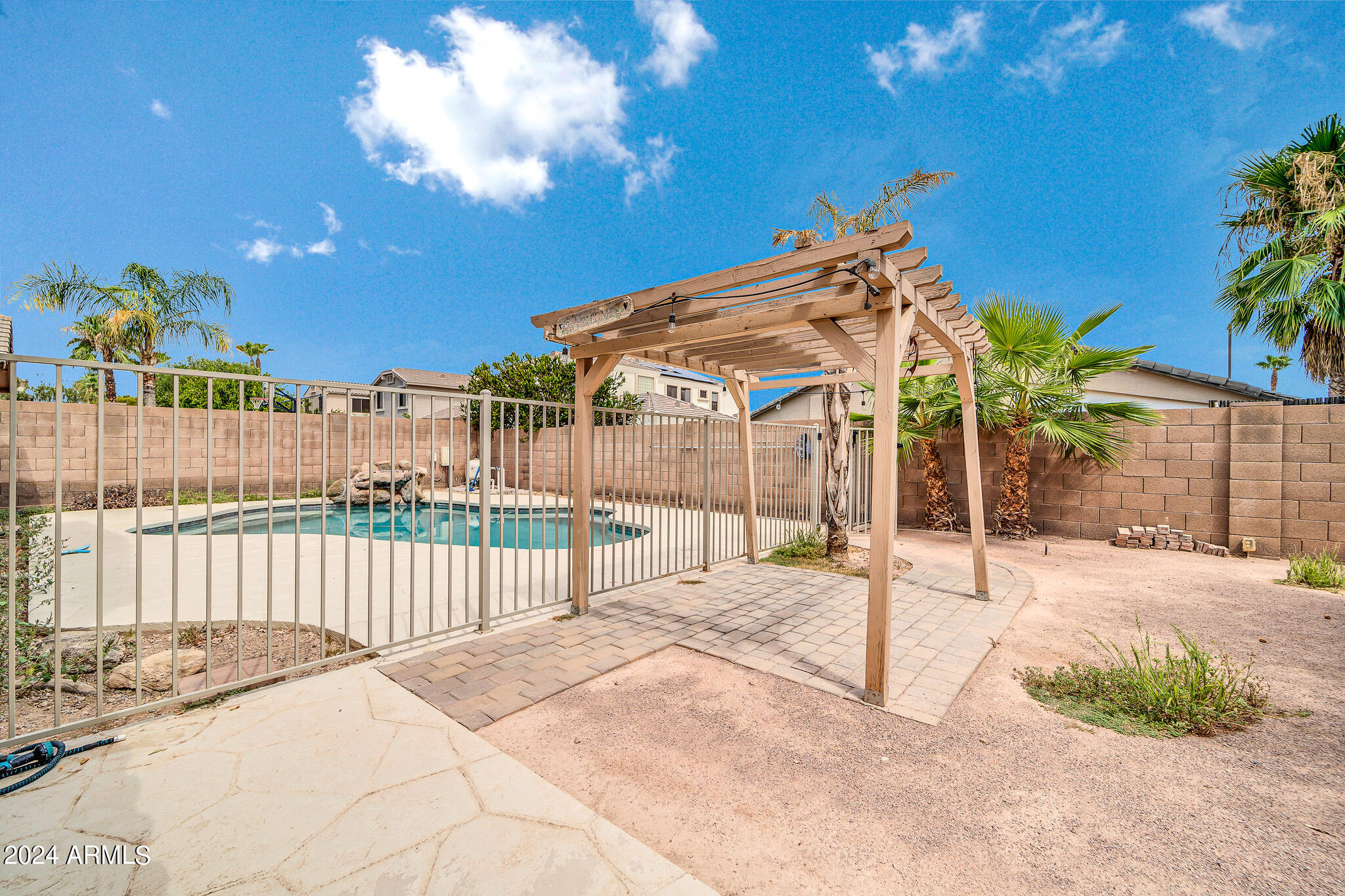 5621 N RATTLER Way