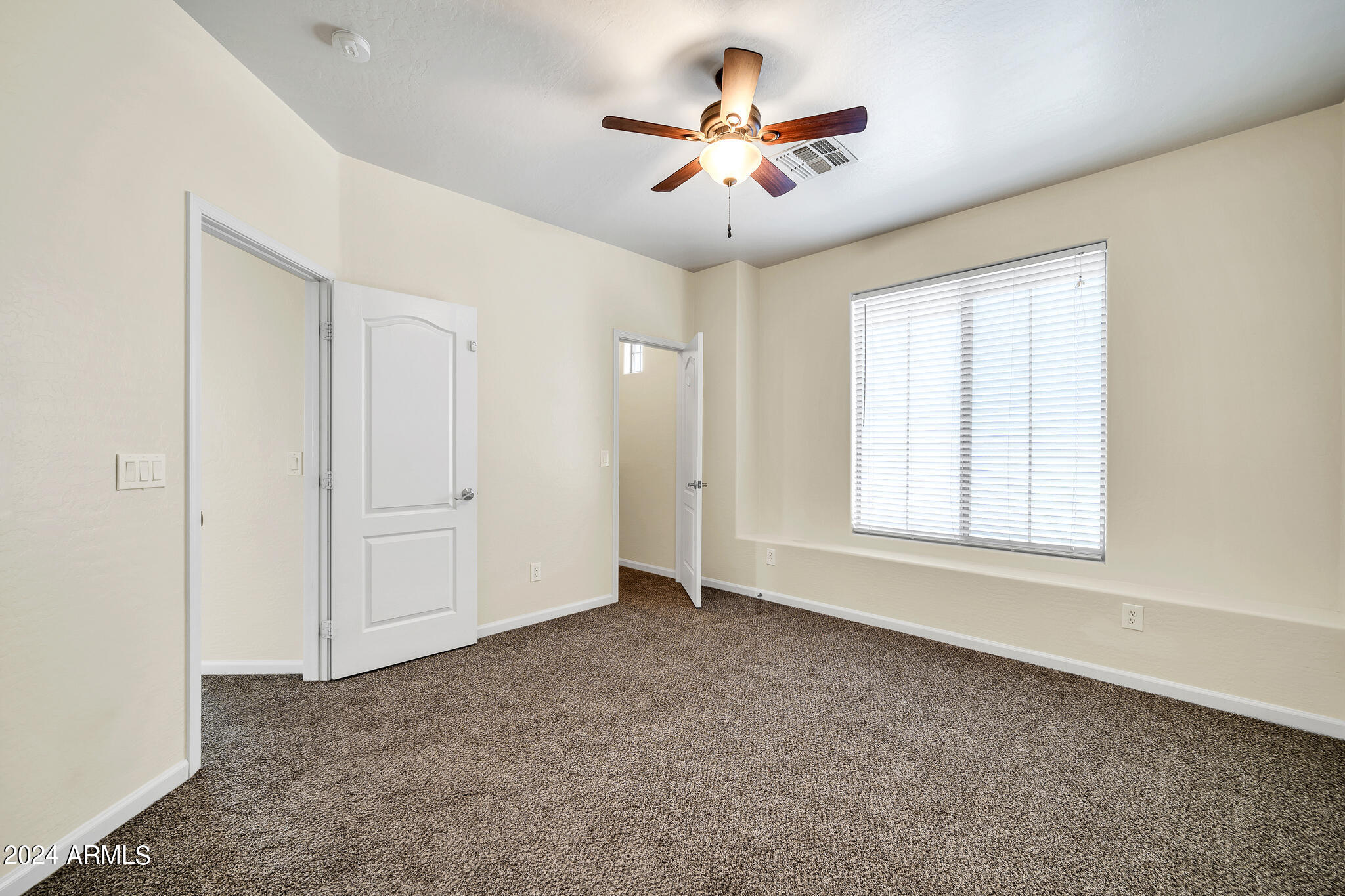 5621 N RATTLER Way