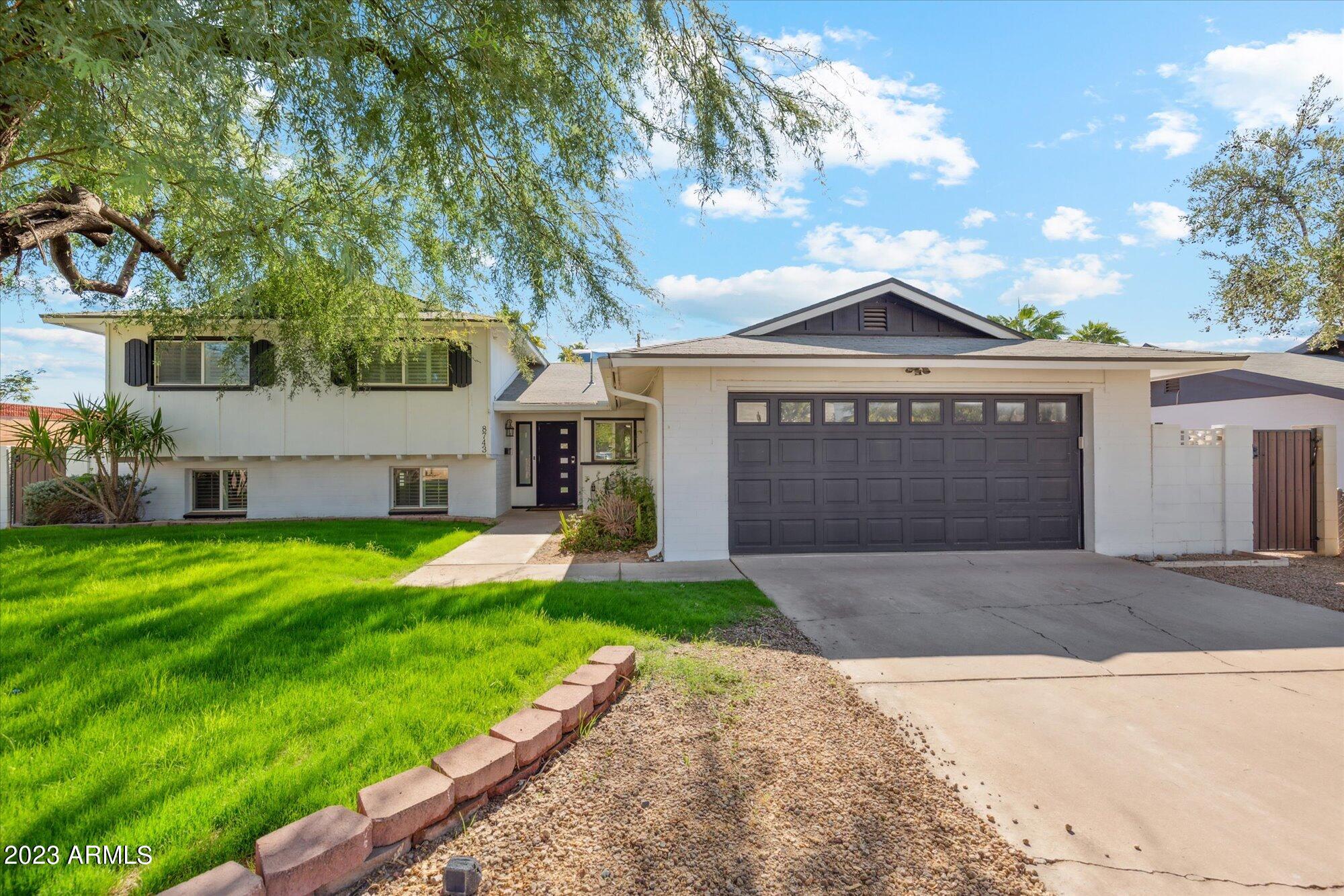 8743 E LINCOLN Drive