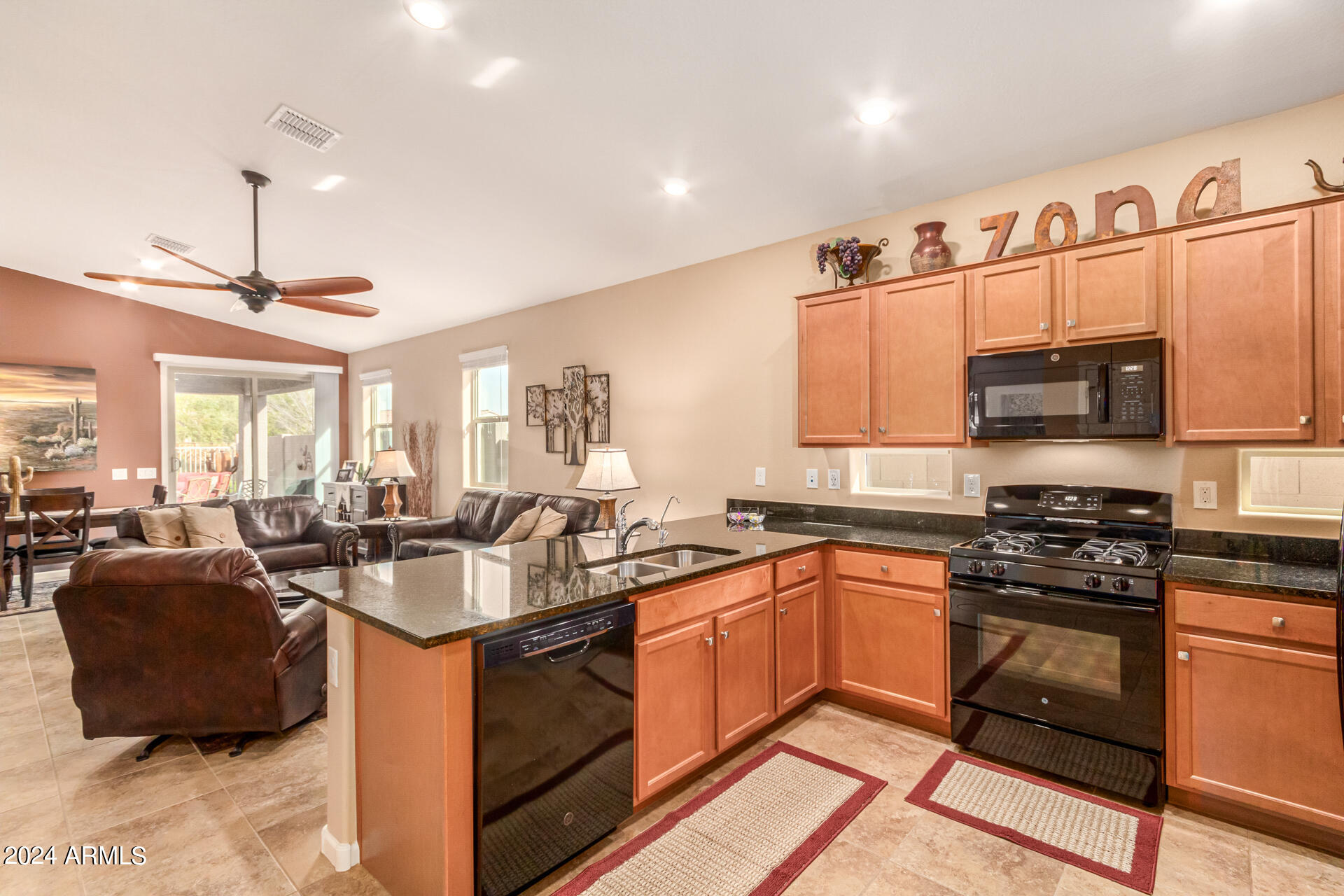 810 W LOWELL Drive