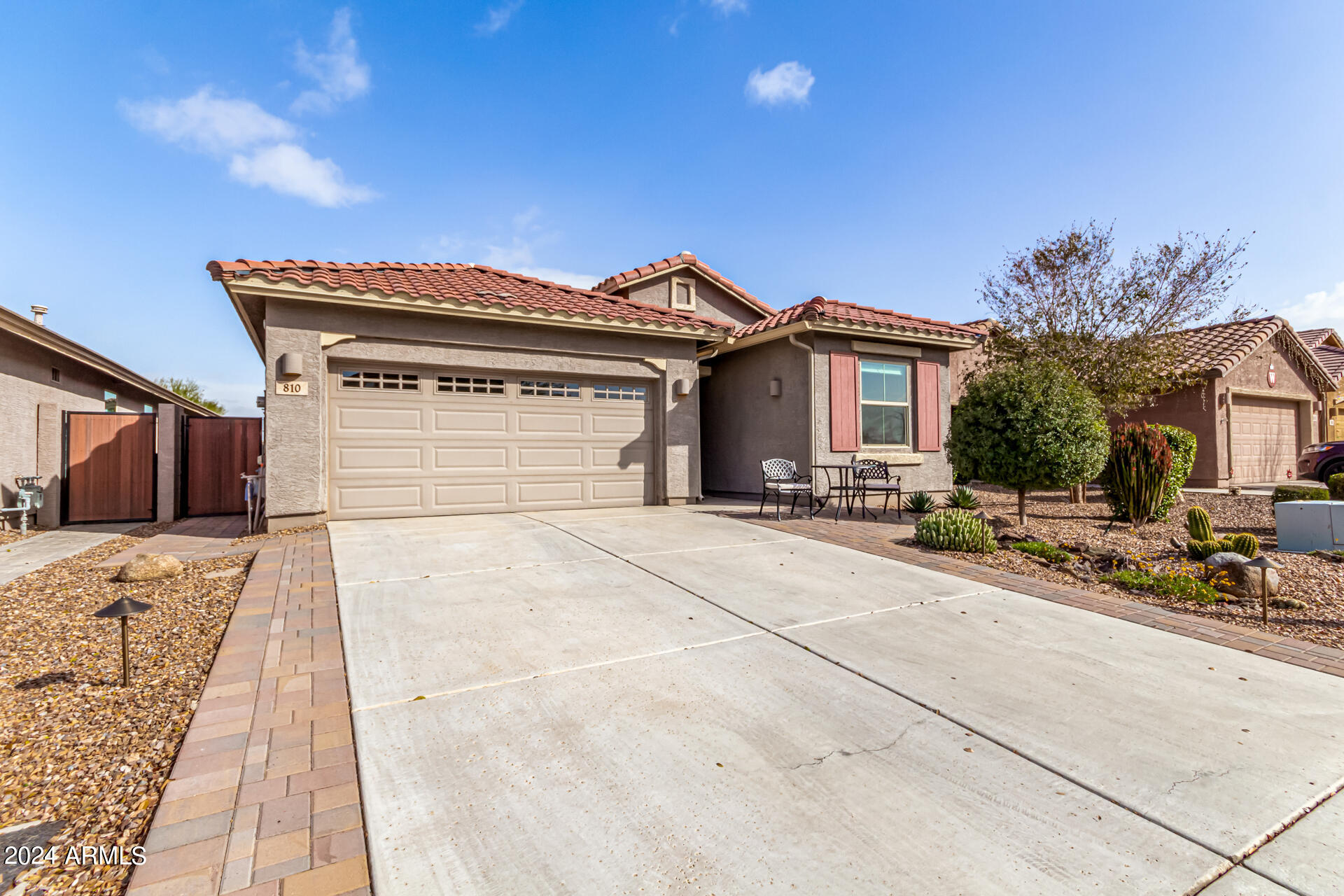 810 W LOWELL Drive
