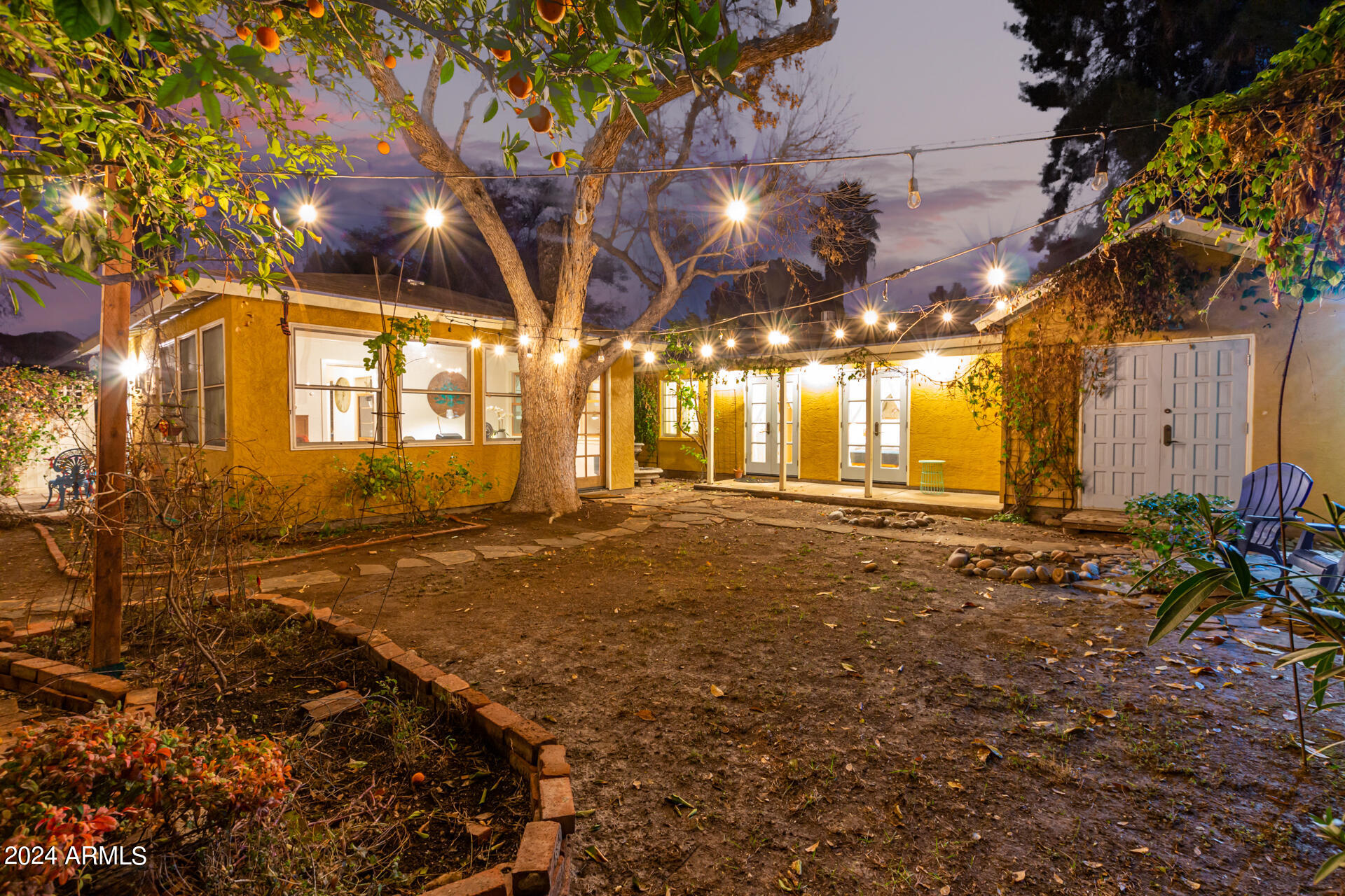 543 W 15TH Street W