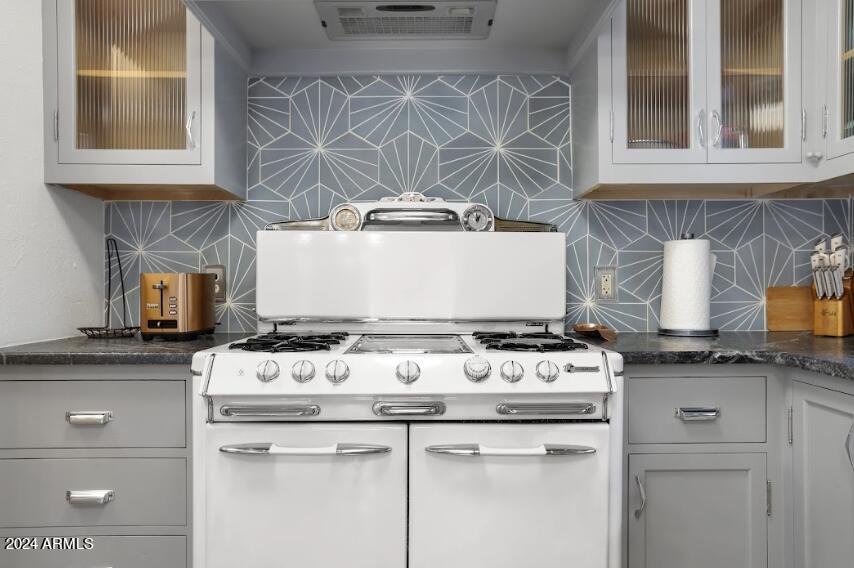 543 W 15TH Street W