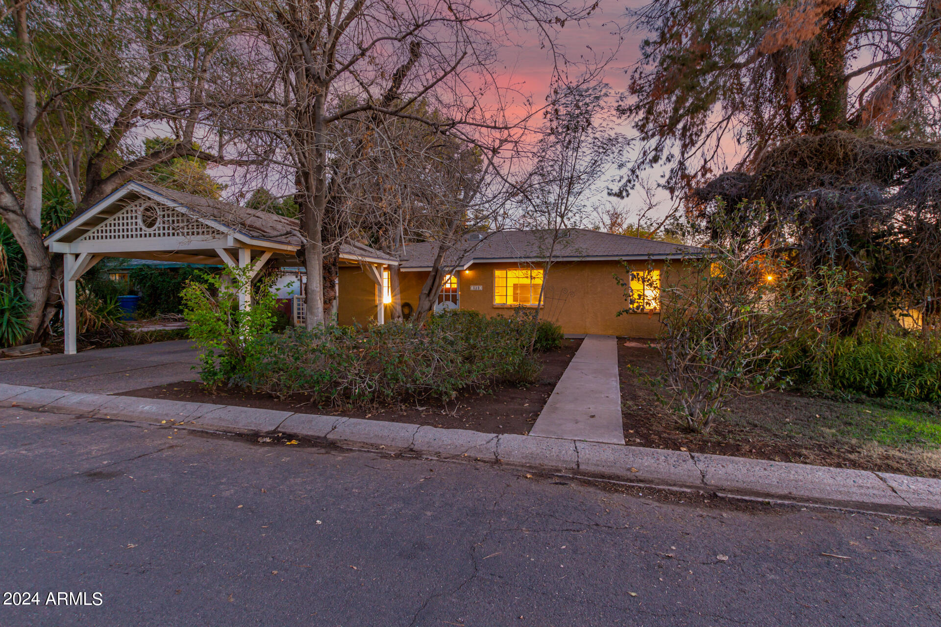 543 W 15TH Street W