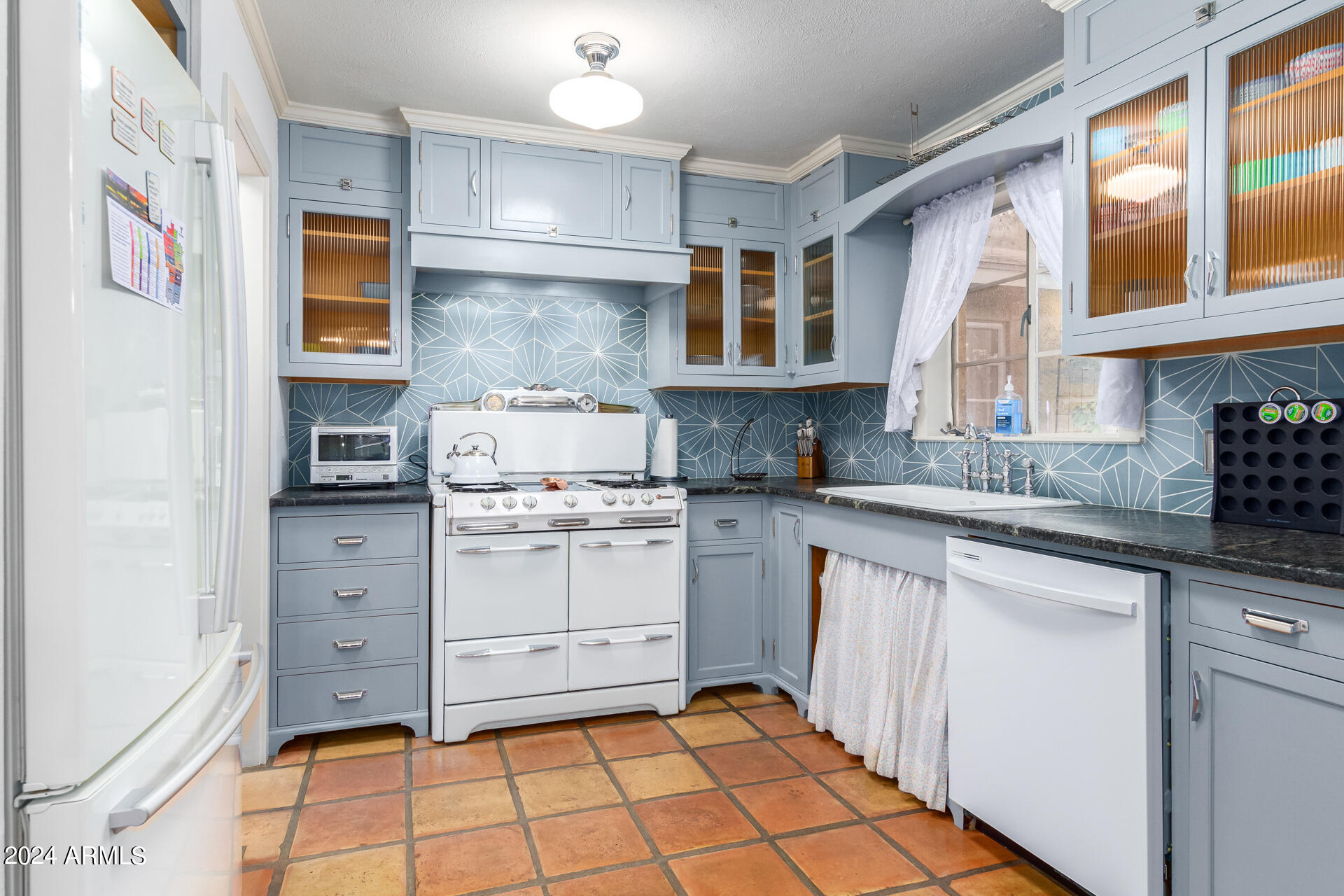543 W 15TH Street W