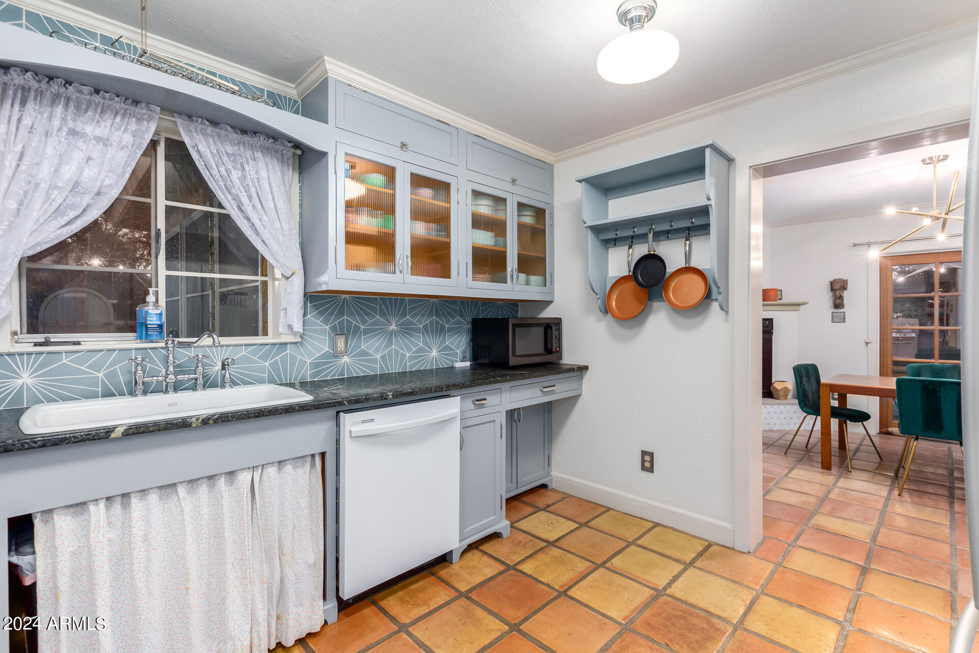 543 W 15TH Street W