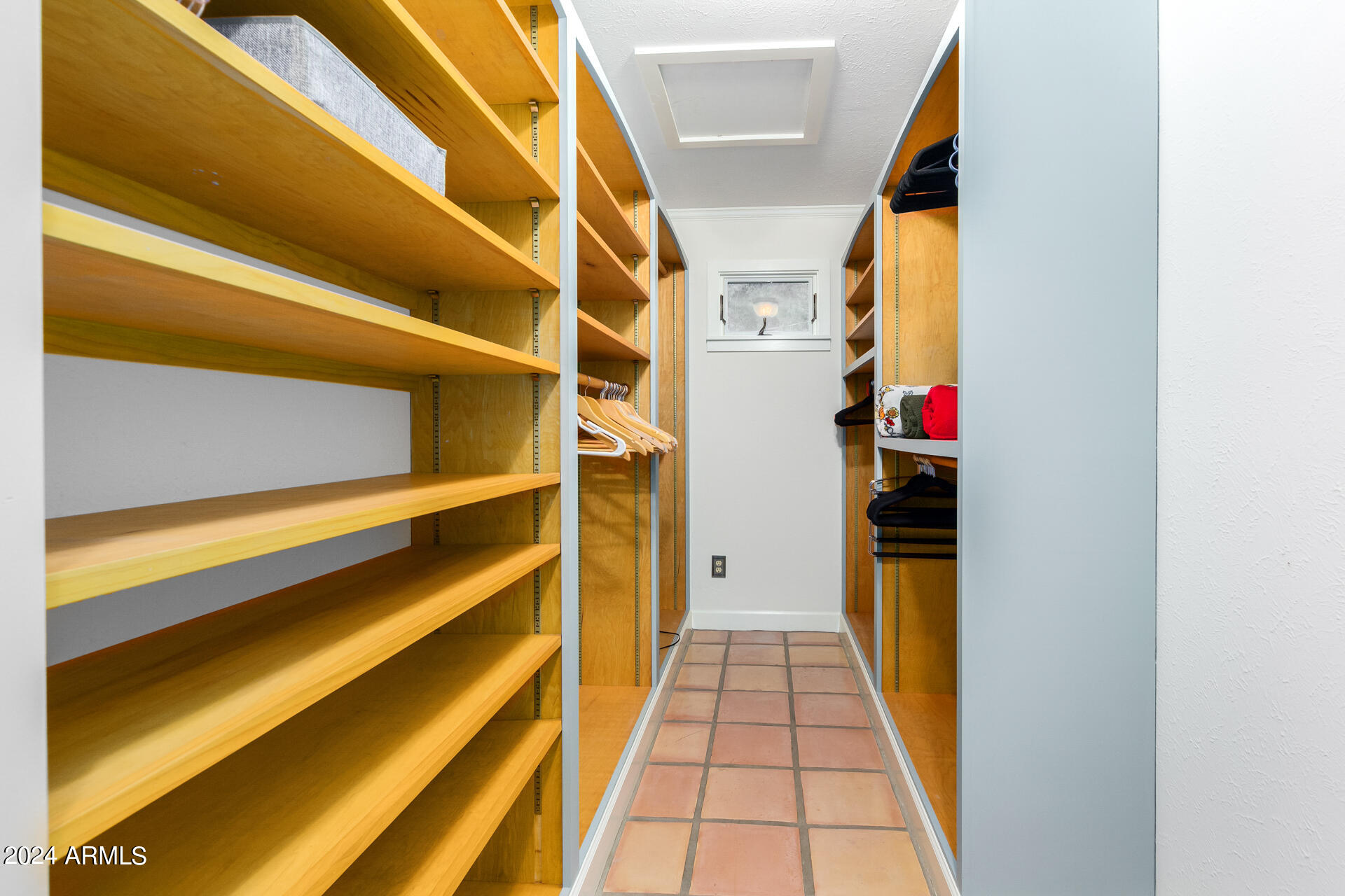 543 W 15TH Street W