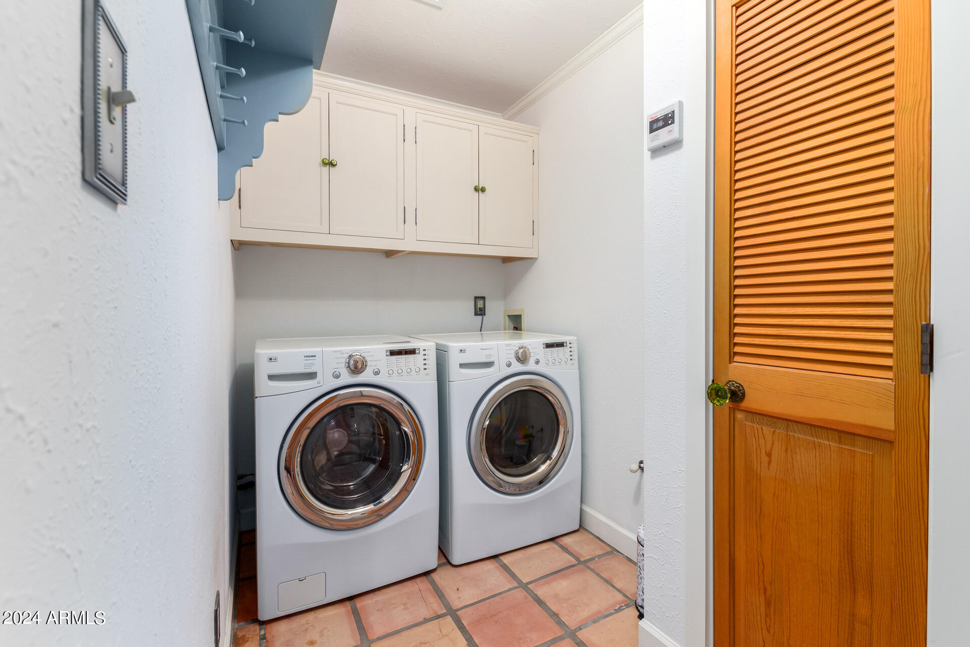 543 W 15TH Street W