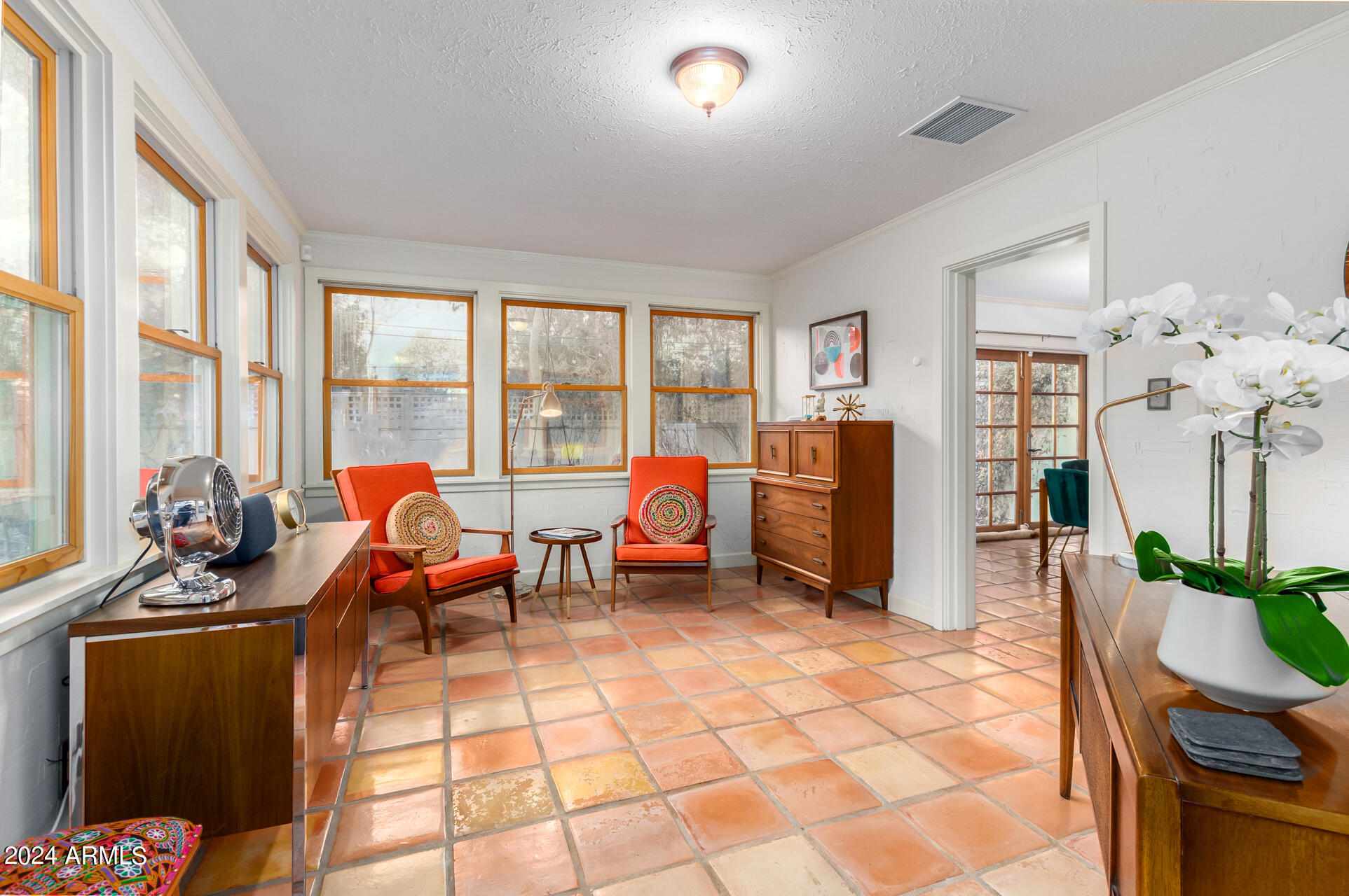 543 W 15TH Street W