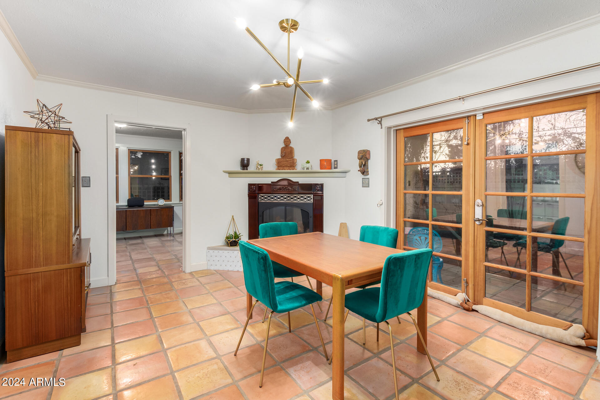 543 W 15TH Street W