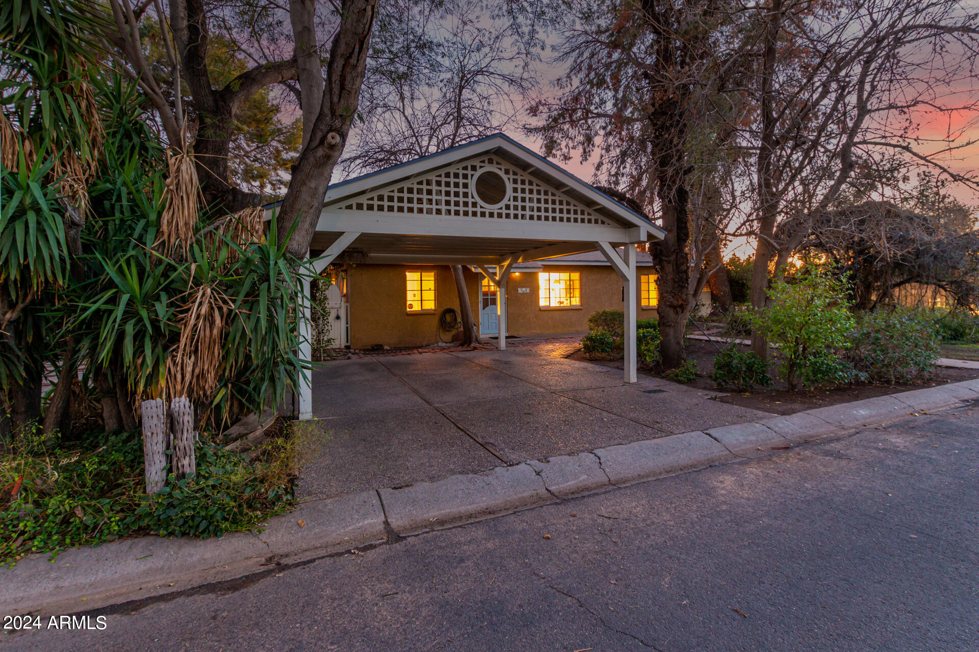 543 W 15TH Street W