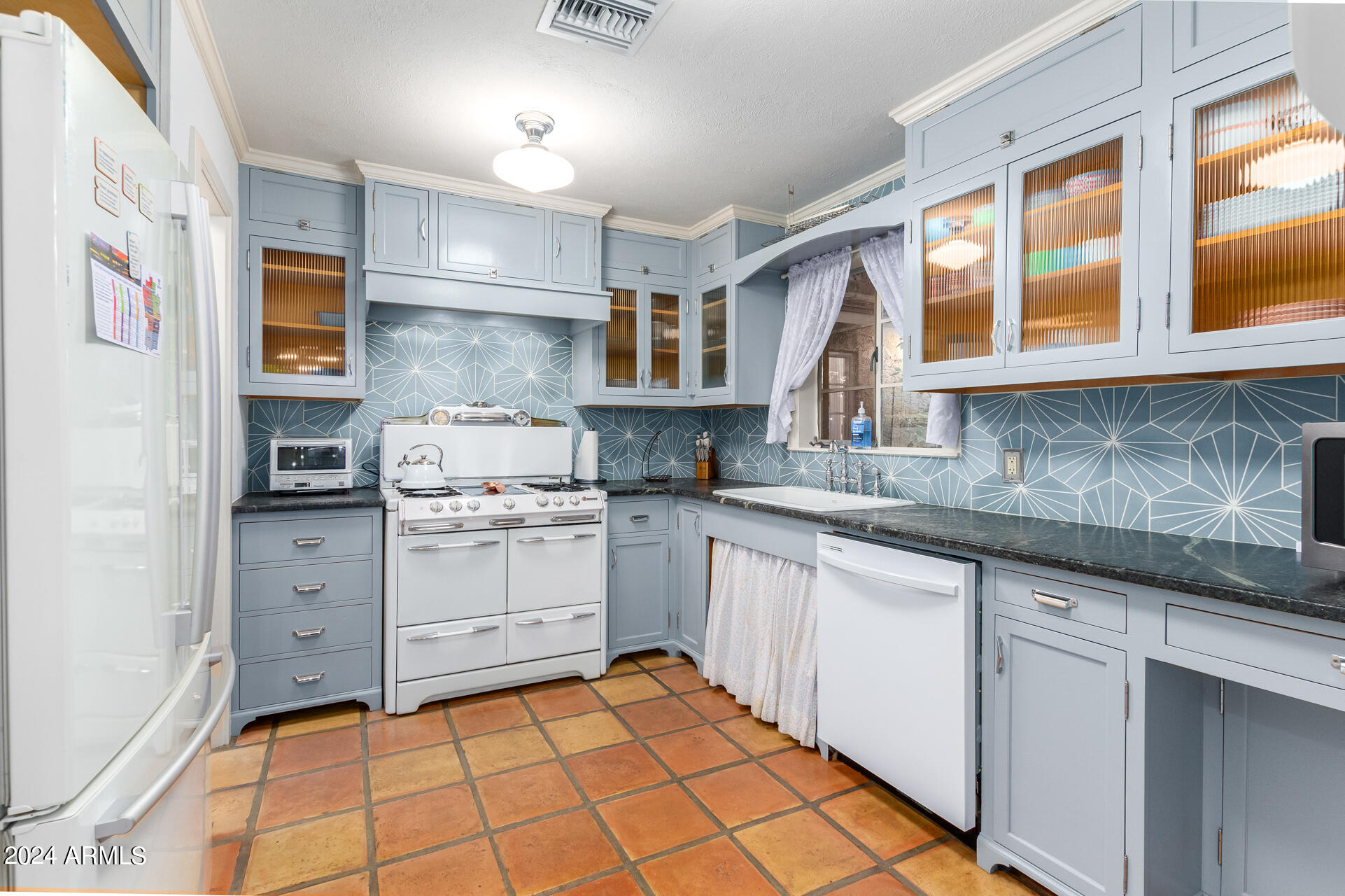 543 W 15TH Street W