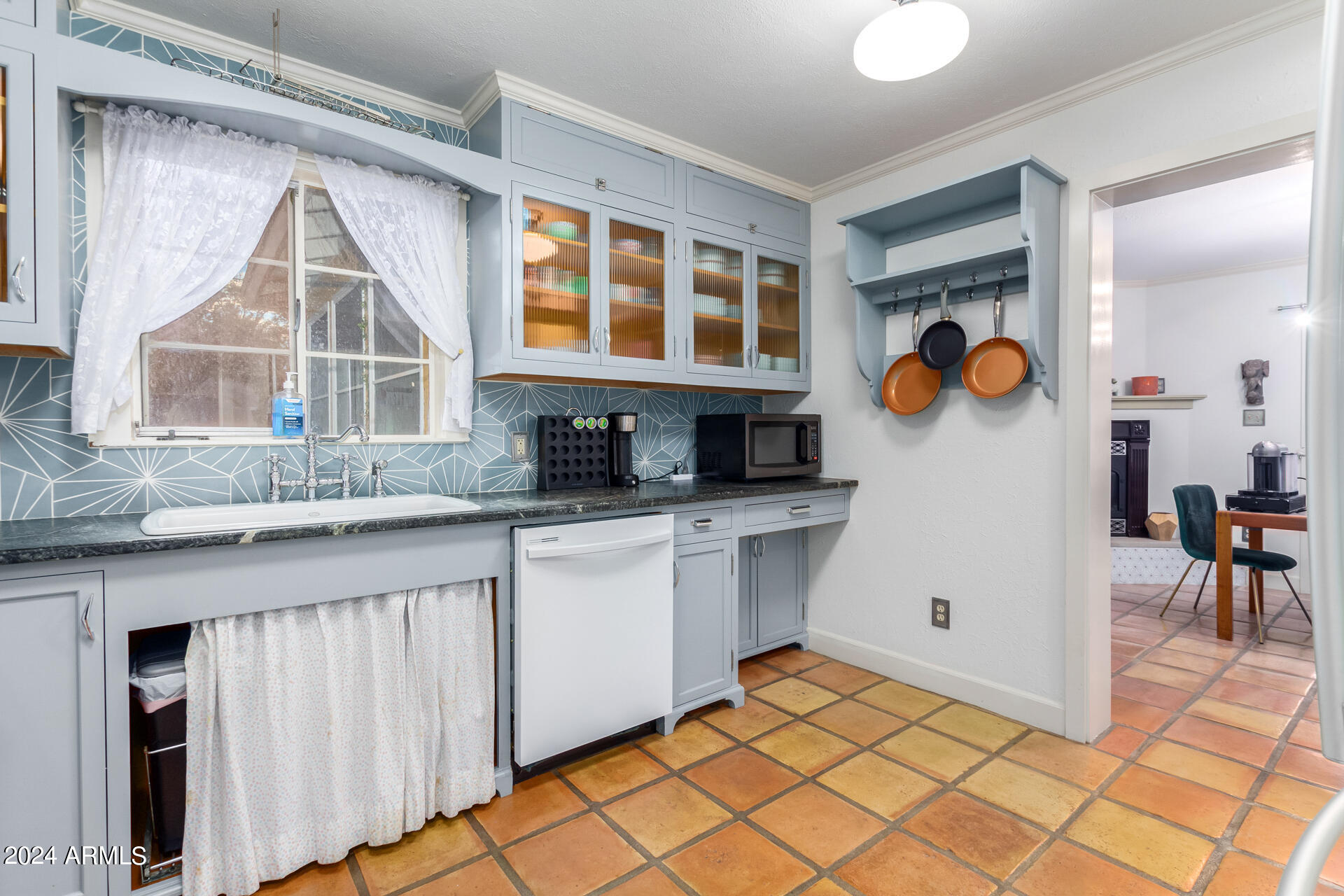543 W 15TH Street W
