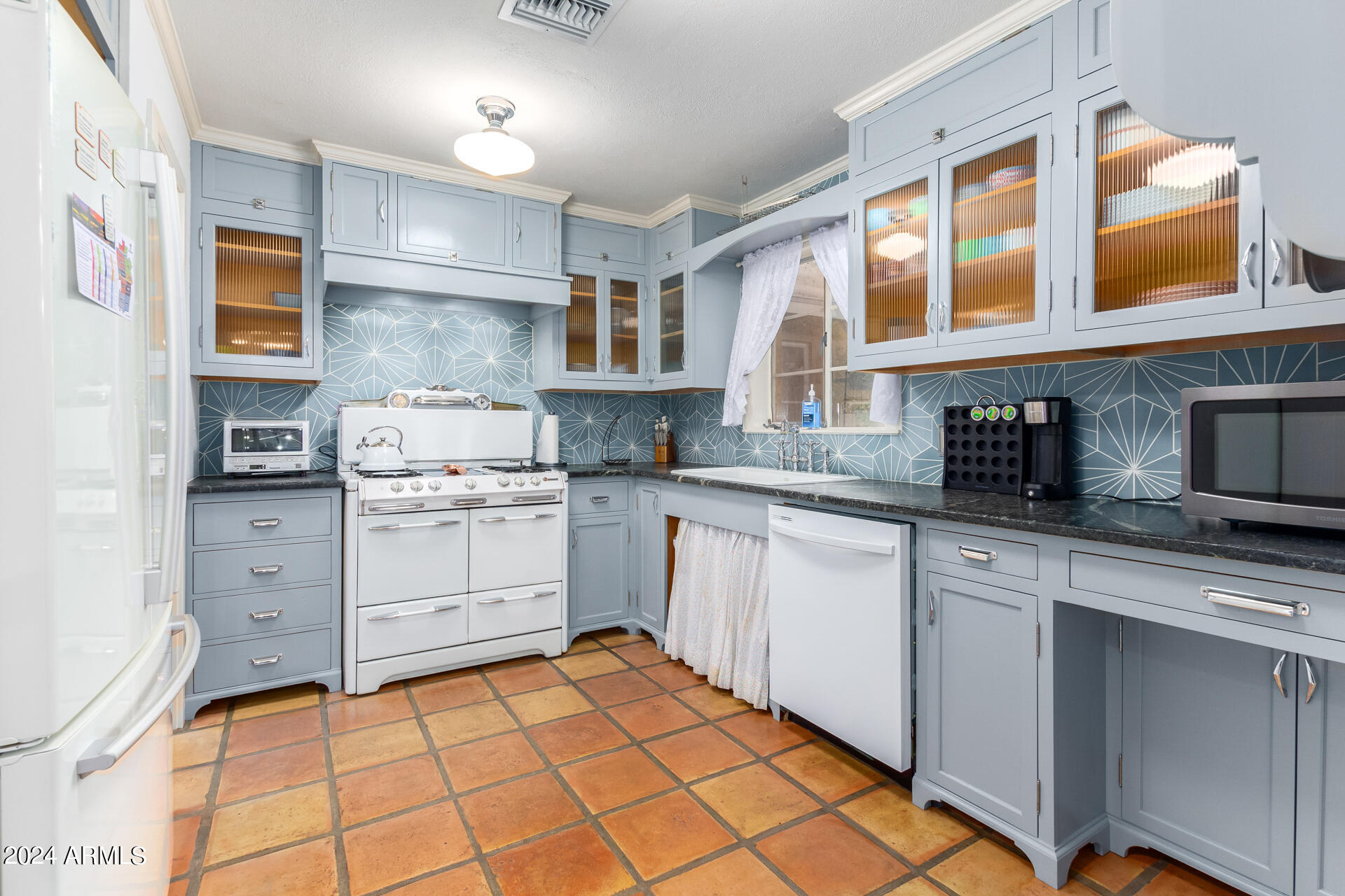 543 W 15TH Street W