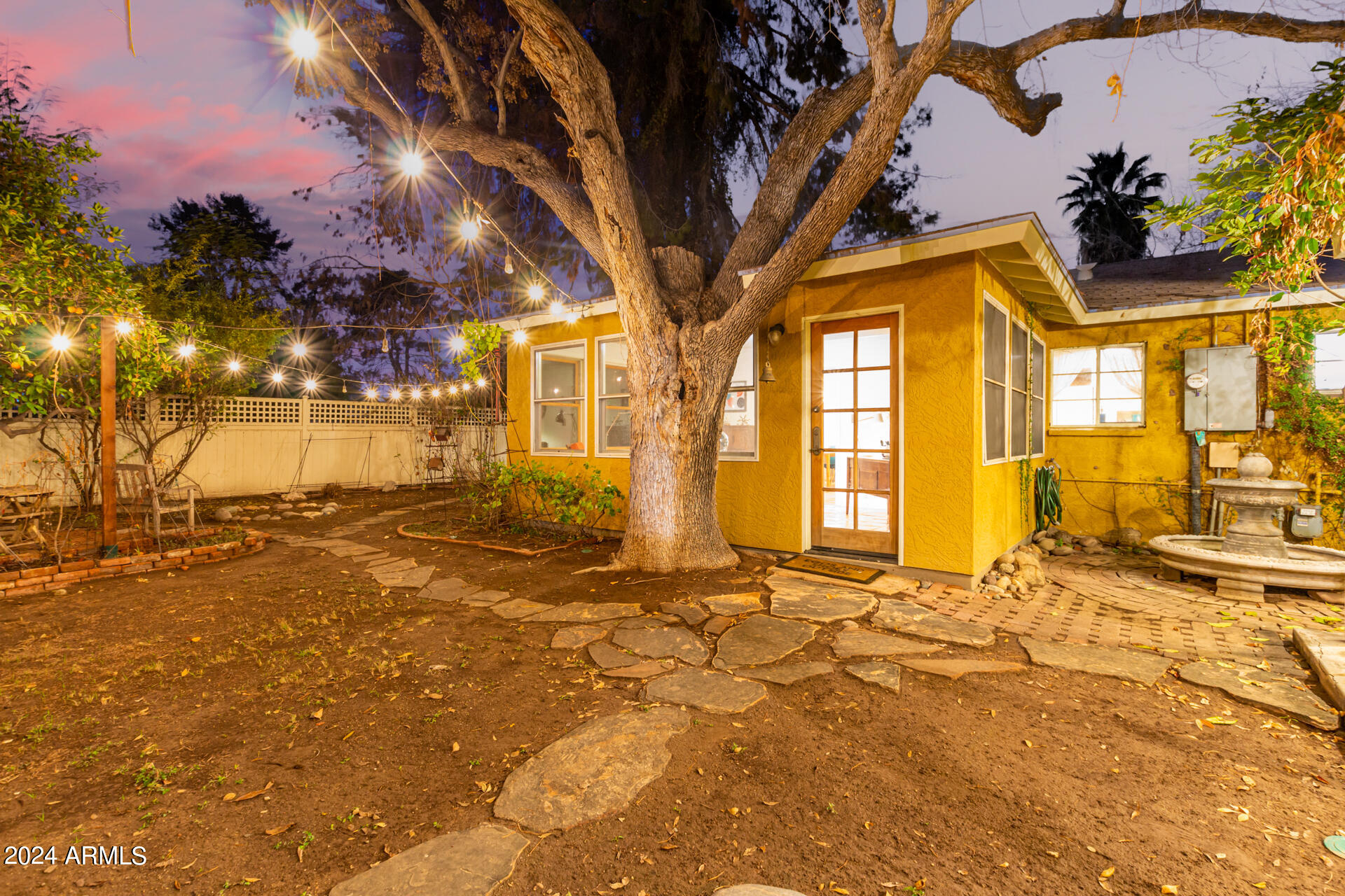 543 W 15TH Street W