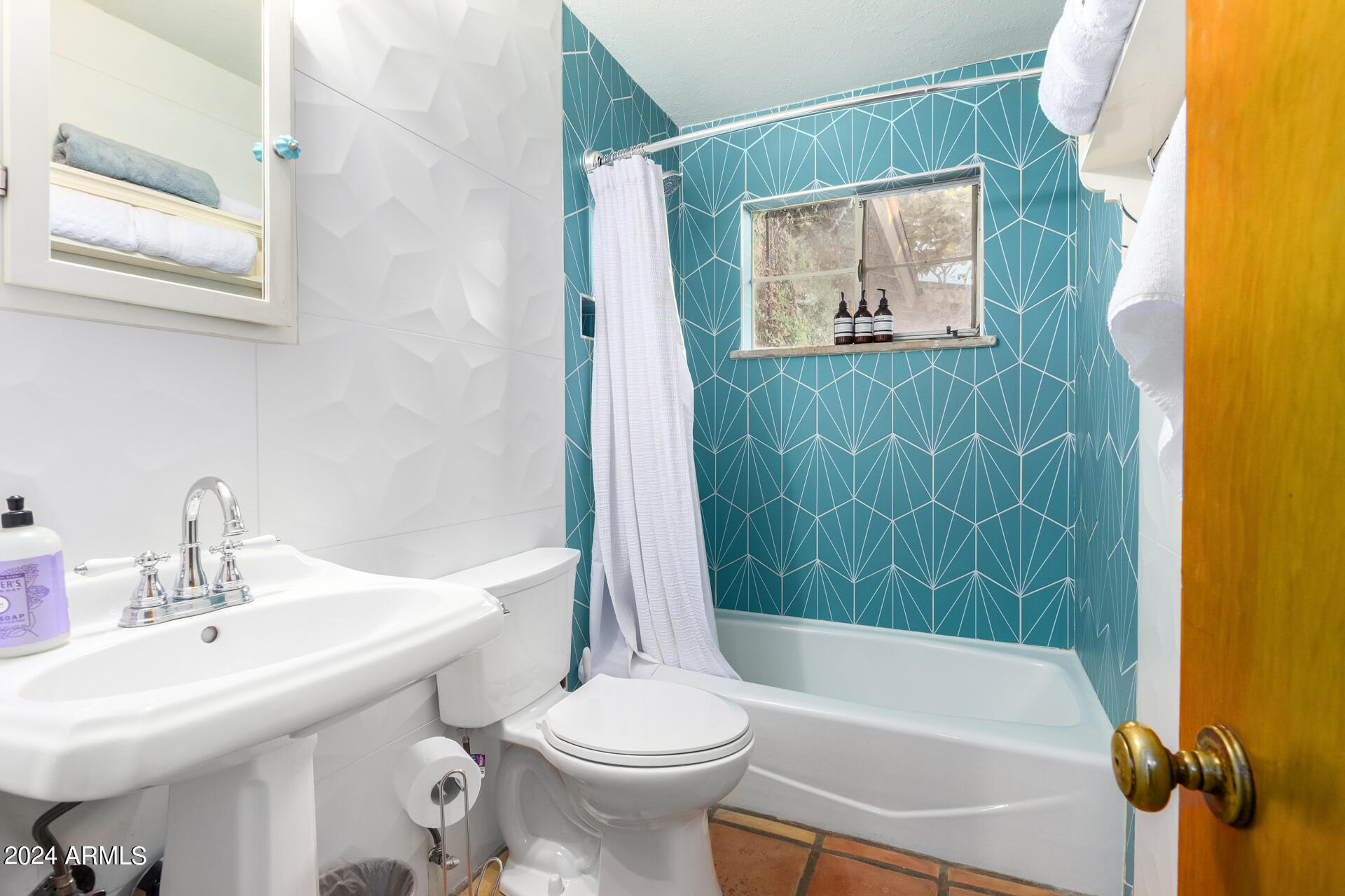 543 W 15TH Street W