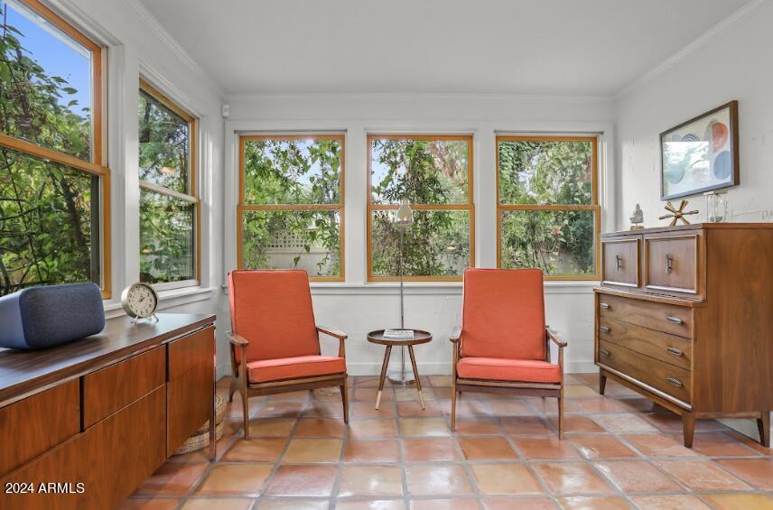 543 W 15TH Street W