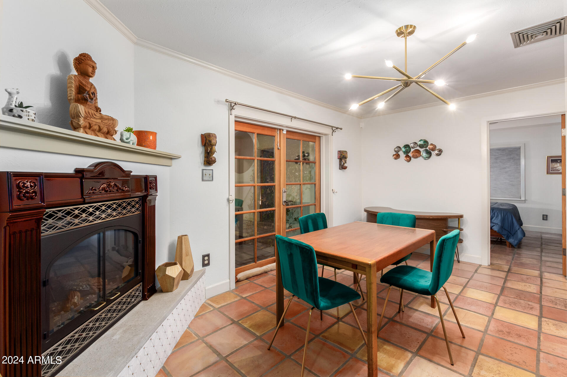 543 W 15TH Street W