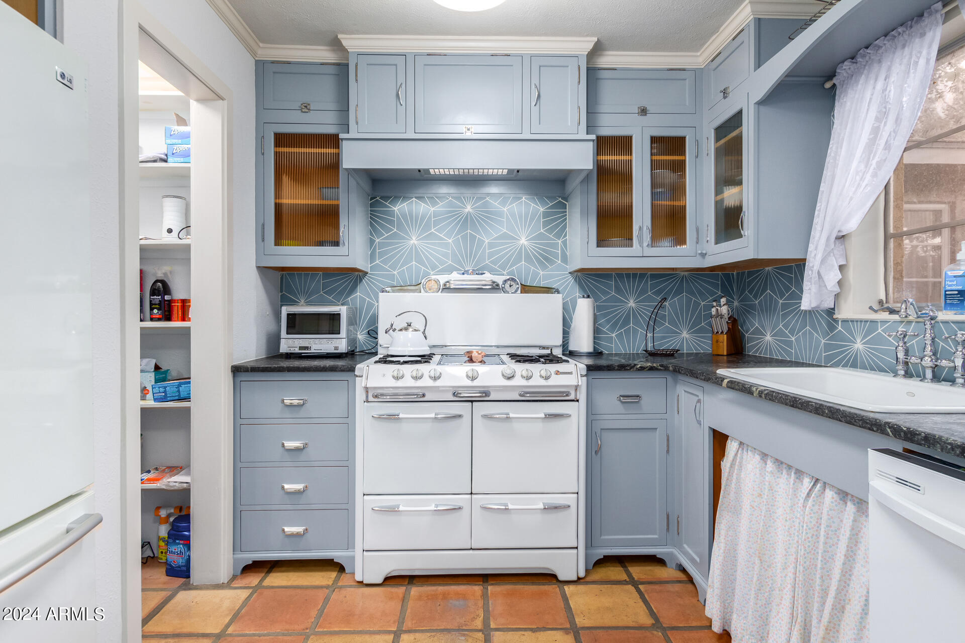 543 W 15TH Street W