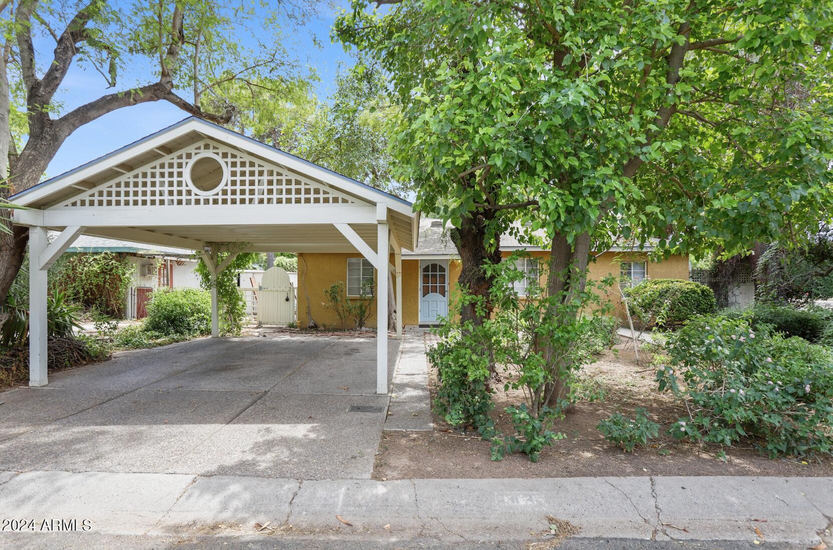 543 W 15TH Street W