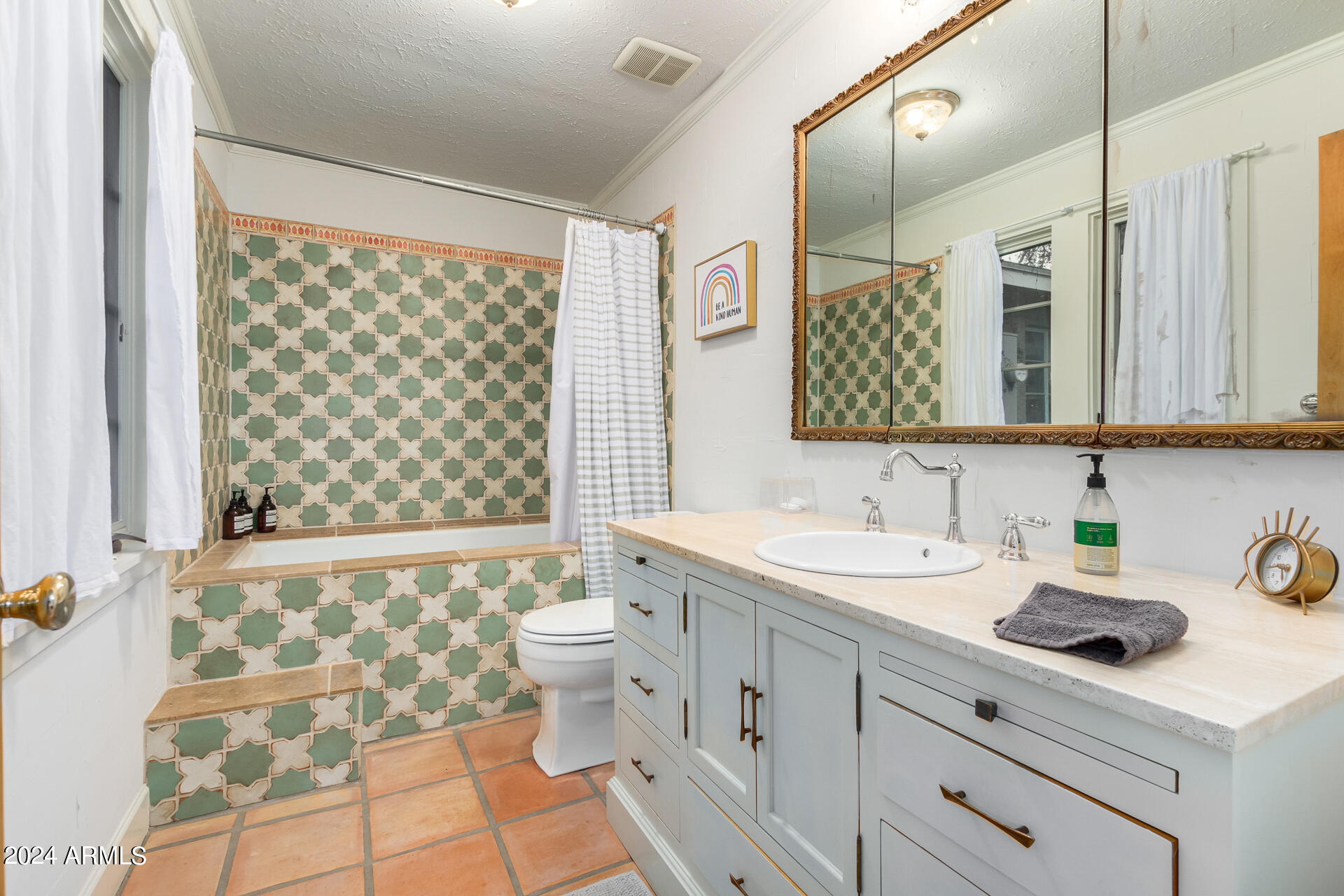 543 W 15TH Street W