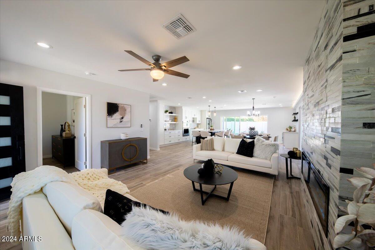 5232 N 14TH Place