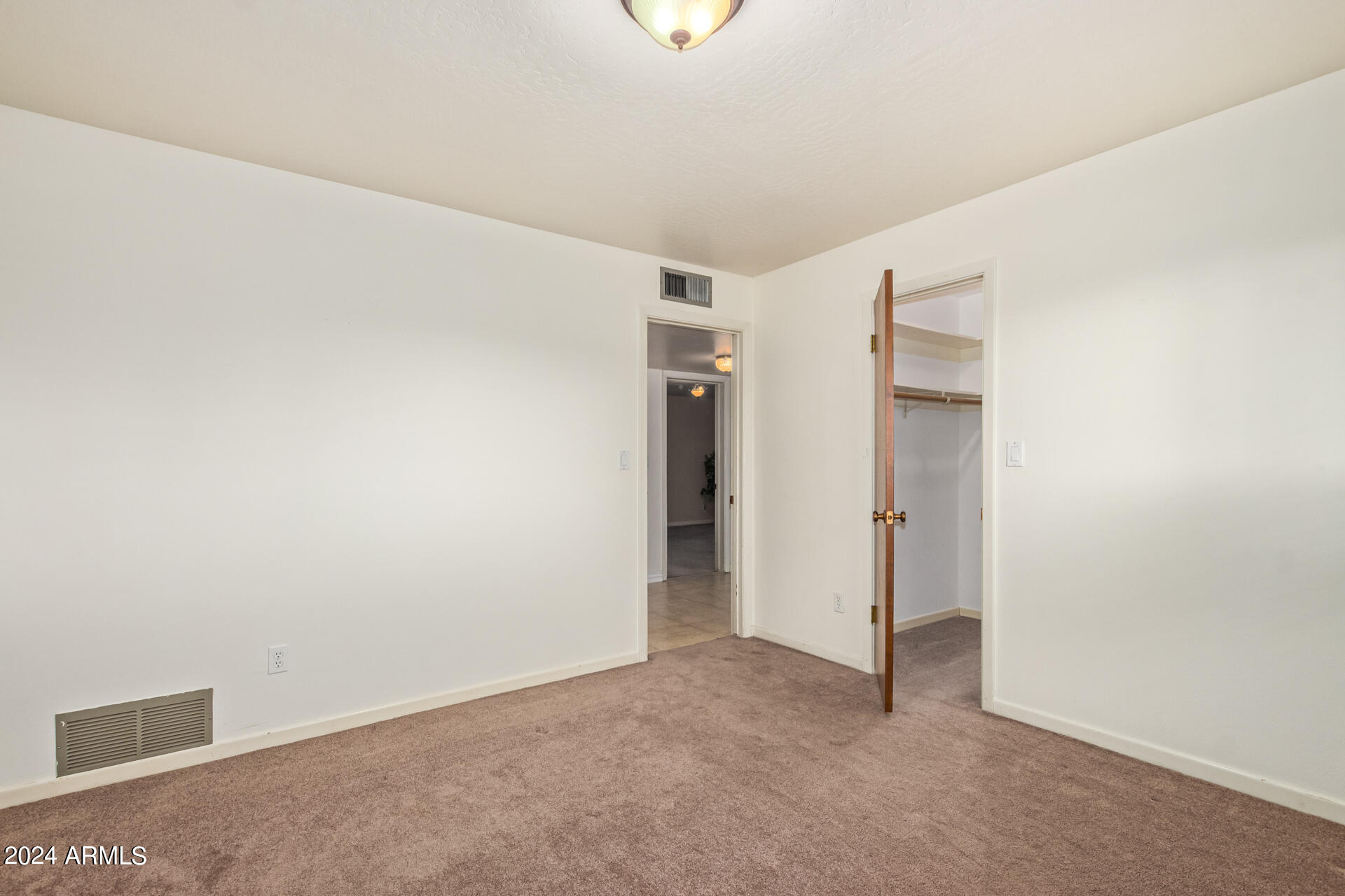 1118 E DOLPHIN Circle
